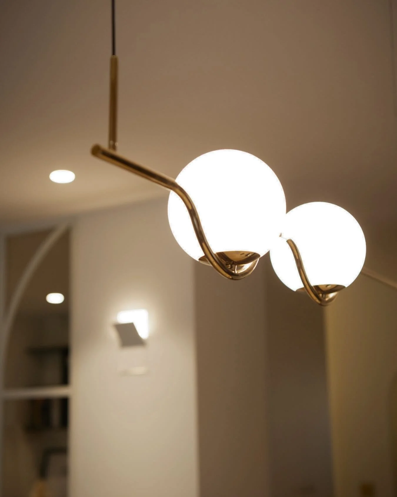 Cr&eacute;er une atmosph&egrave;re, c&rsquo;est aussi choisir la bonne lumi&egrave;re. 💡
Zoom sur la suspension de cuisine du projet Gu : @faro_barcelona mod&egrave;le Le Vita. ✨