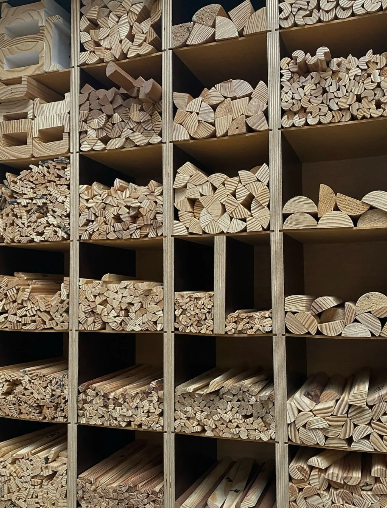 La pr&eacute;cision du d&eacute;tail. 

Stock de moulures chez @guimierparis 🪵
Chaque profil raconte une intention.