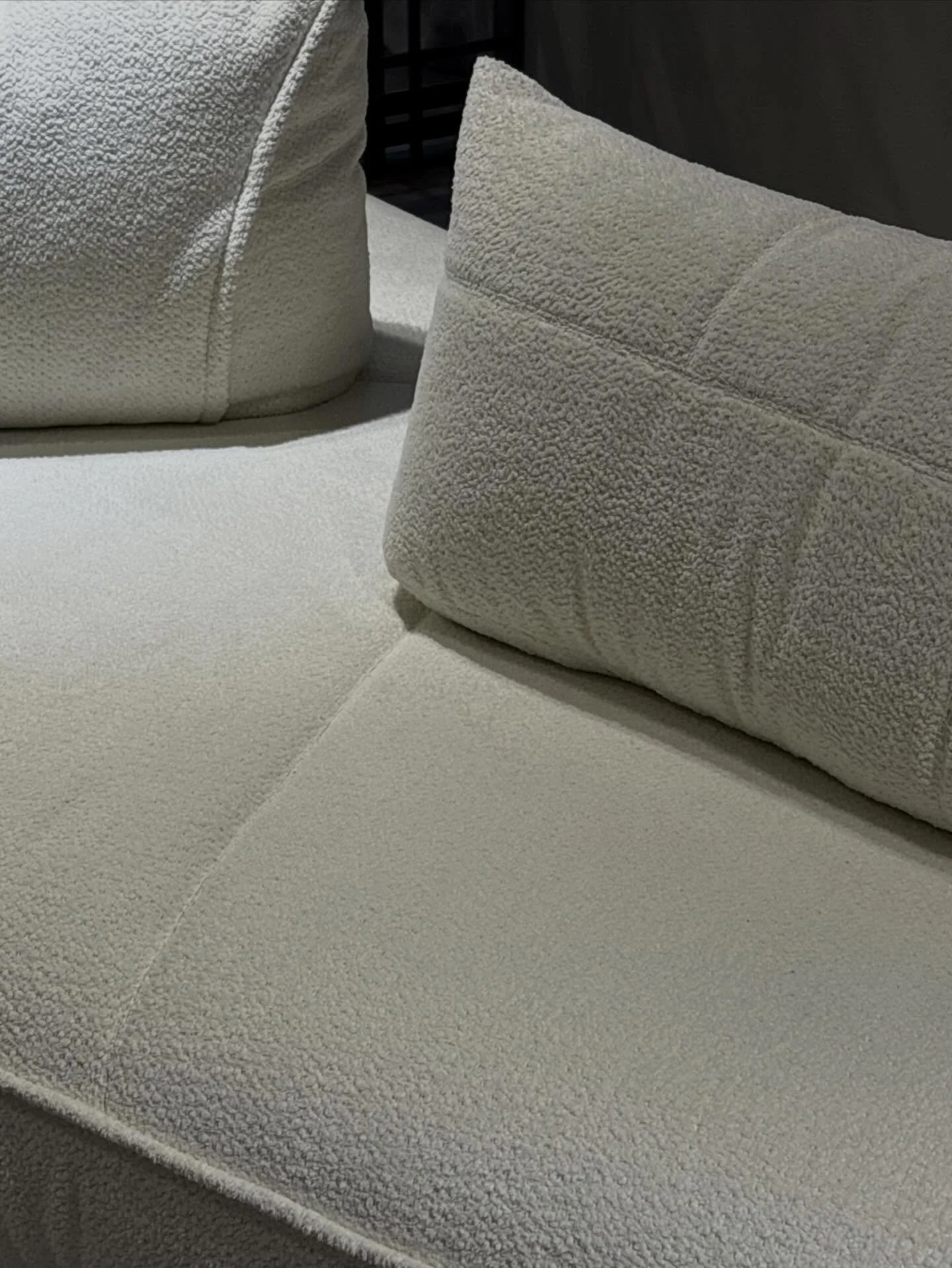 La mati&egrave;re comme point de d&eacute;part du projet. 🪡

Ici, la bouclette &eacute;crue apporte texture, douceur et relief, m&ecirc;me dans un univers minimaliste.

Preuve qu&rsquo;on peut cr&eacute;er du caract&egrave;re sans multiplier les cou