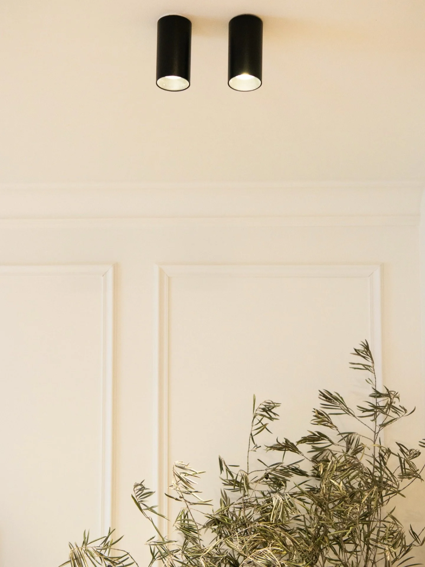 Une atmosph&egrave;re douce pour accueillir le printemps 🌿 
Chez MGM design, on aime int&eacute;grer le vivant pour cr&eacute;er des lieux apaisants et durables.