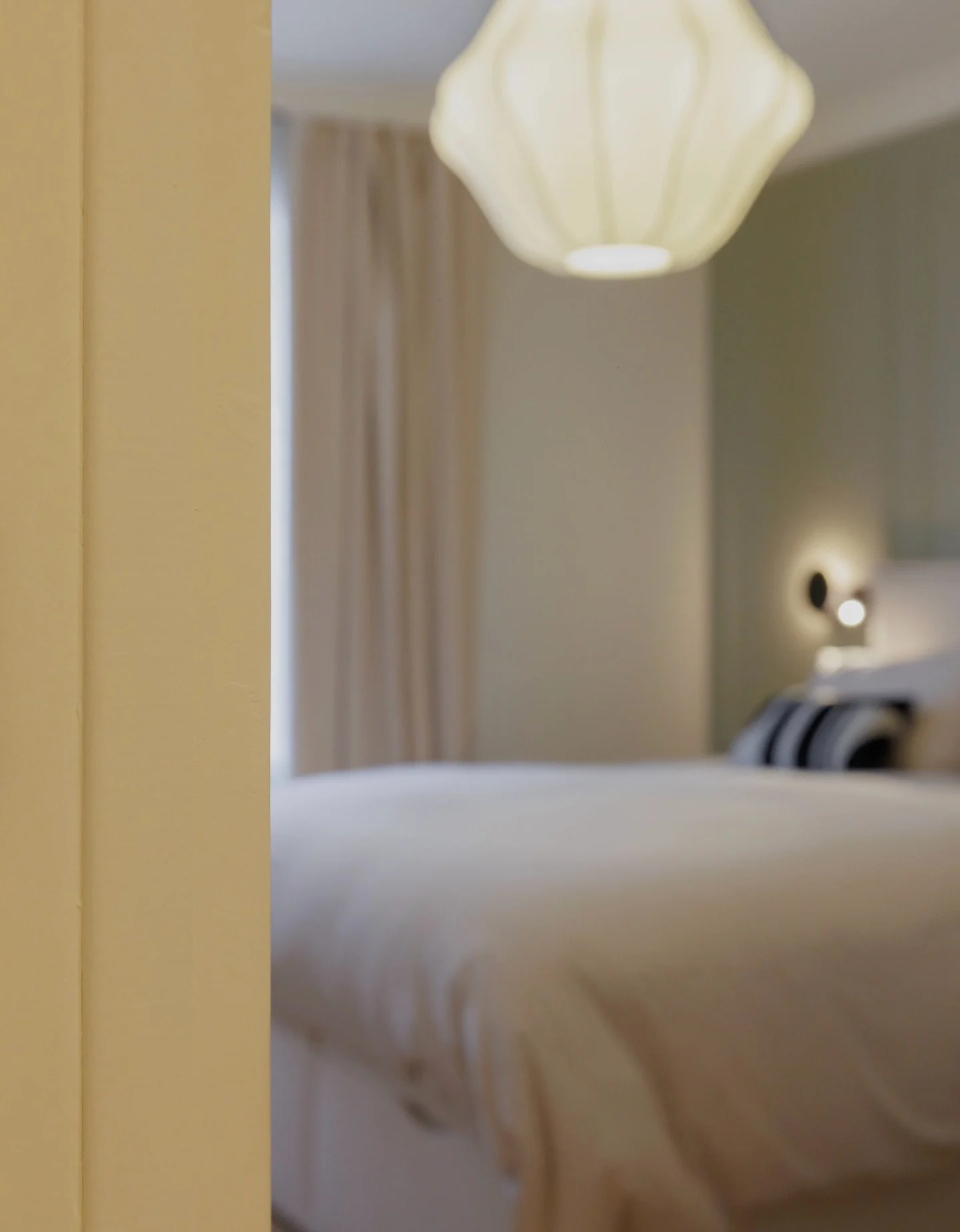 Et si tout se jouait dans la lumi&egrave;re&hellip; ✨ 

Dans une chambre, l&rsquo;ambiance ne vient pas seulement du mobilier ou des couleurs. 
Elle vient surtout de la fa&ccedil;on dont on &eacute;claire l&rsquo;espace. 

Ici : lumi&egrave;re douce,