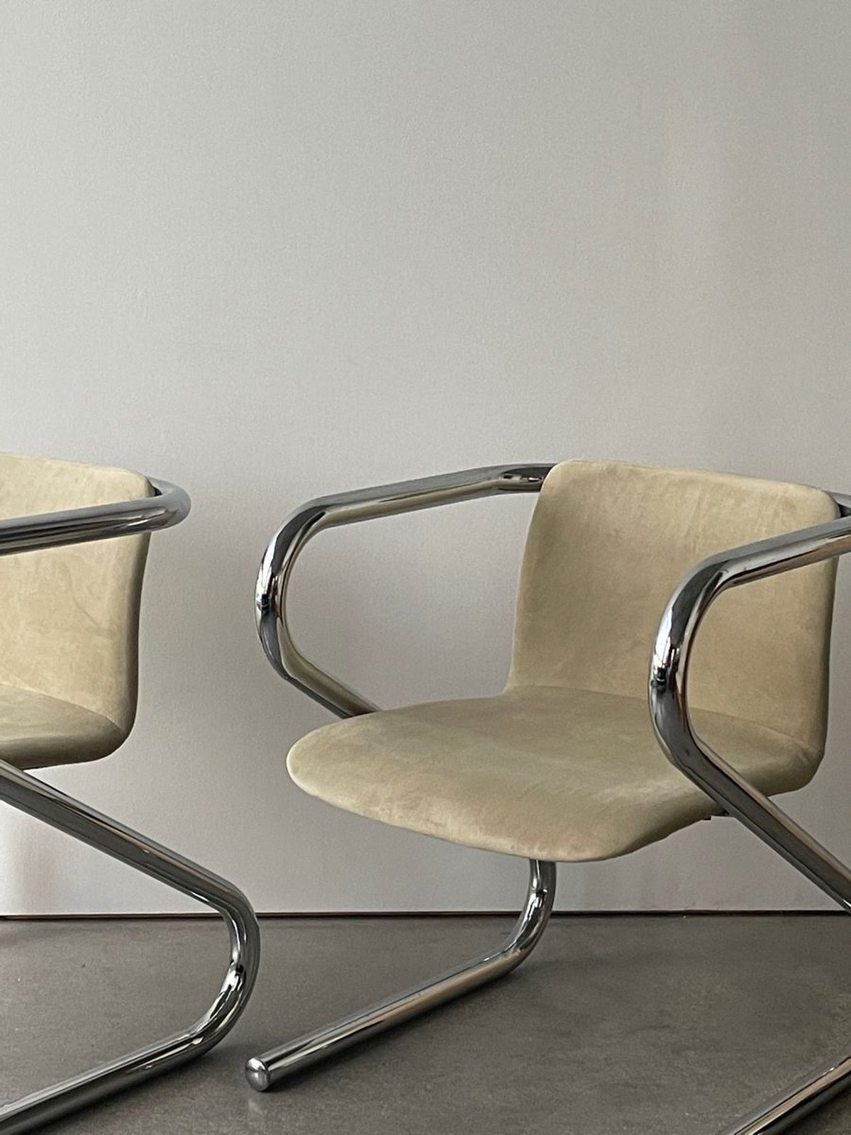 Puret&eacute; des lignes, &eacute;l&eacute;gance intemporelle.
Une assise en acier tubulaire qui joue avec la gravit&eacute; et structure l&rsquo;espace sans l&rsquo;alourdir. 🤍

#MGMdesign #bauhaus #minimaldesign