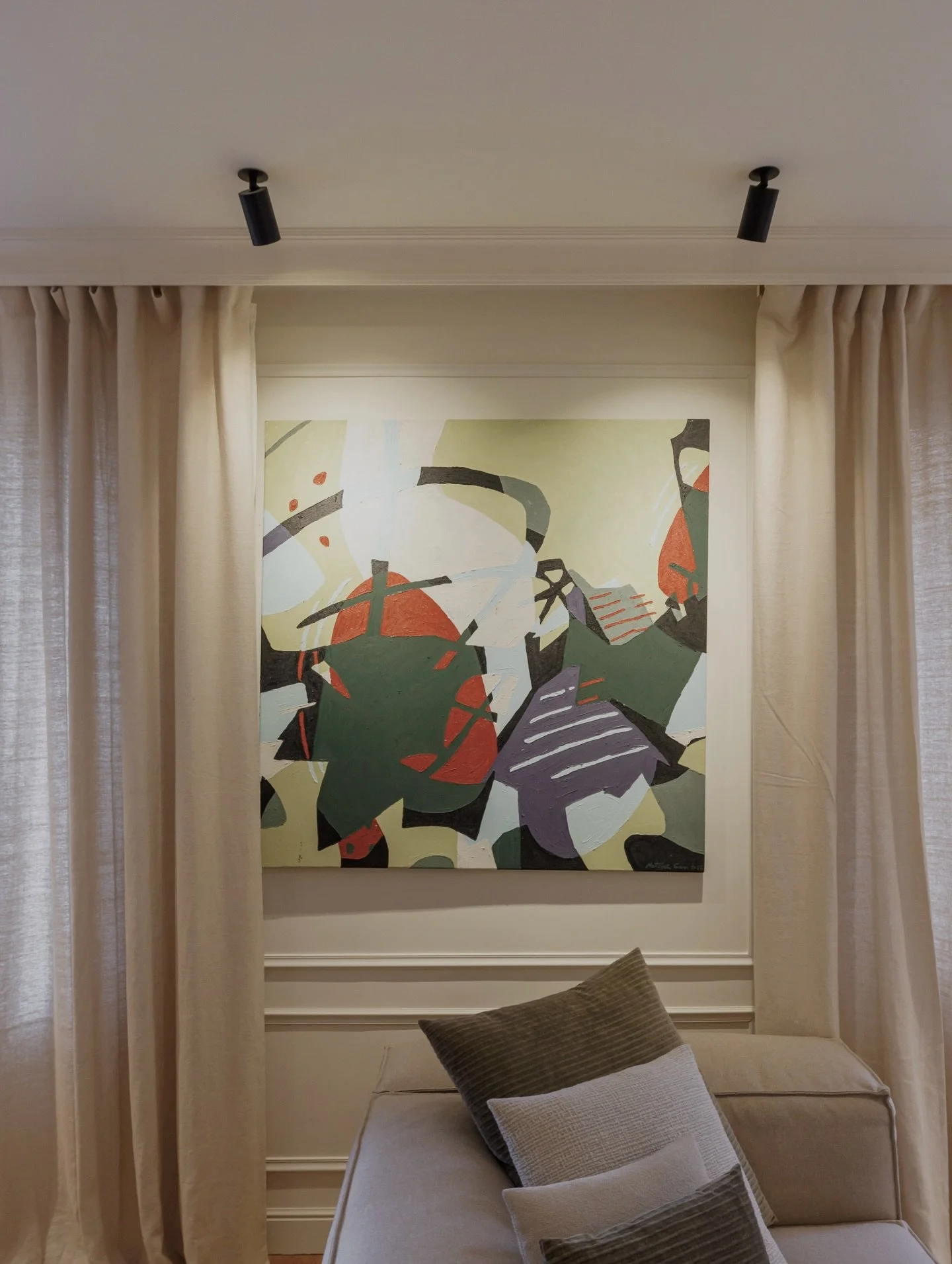 Dans un int&eacute;rieur aux tonalit&eacute;s sobres et neutres, l&rsquo;art ne se contente pas d&rsquo;habiter l&rsquo;espace. Il le transforme.

Swipe pour d&eacute;couvrir la transformation 👉🏼Avant / pendant / apr&egrave;s.

Le tableau de l&rsqu