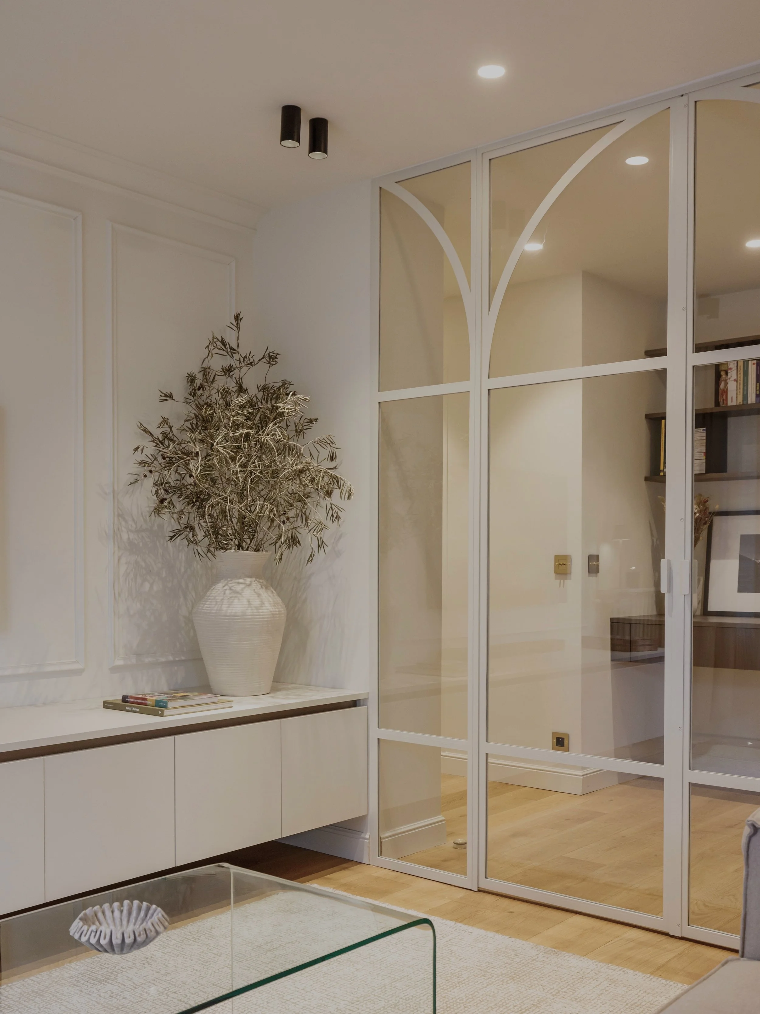 Avant - Pendant - Apr&egrave;s ✨

Derri&egrave;re chaque transformation, il y a une intention :
ouvrir l&rsquo;espace, apporter de la lumi&egrave;re et r&eacute;v&eacute;ler le potentiel du lieu.

Pour le projet GU, l&rsquo;ancien int&eacute;rieur la