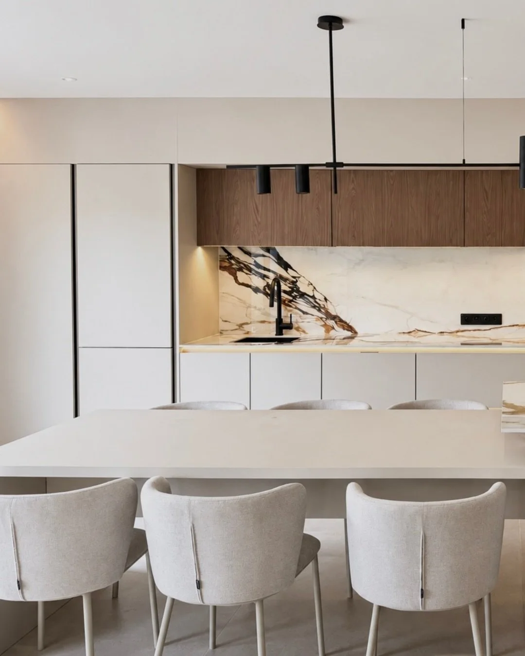 Il y a quelque chose de particuli&egrave;rement satisfaisant &agrave; voir projet imagin&eacute; en 3D prendre vie ✨

Voici un aper&ccedil;u de la cuisine du projet Tarnos, des visuels 3D jusqu&rsquo;au r&eacute;sultat final. 

Merci &agrave; @maison