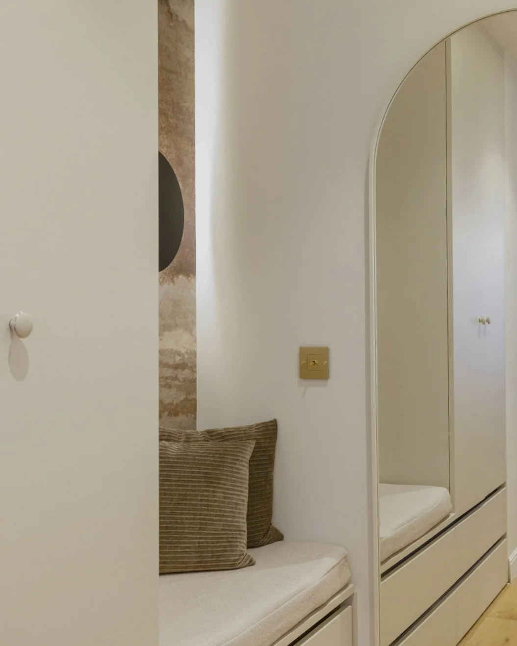 Aper&ccedil;u de l&rsquo;entr&eacute;e du projet GUT ✨
Apr&egrave;s le d&eacute;tail des appliques, une vue d&rsquo;ensemble.

Avant, cet espace n&rsquo;&eacute;tait pas fonctionnel. Une entr&eacute;e doit &ecirc;tre marqu&eacute;e spatialement, mais