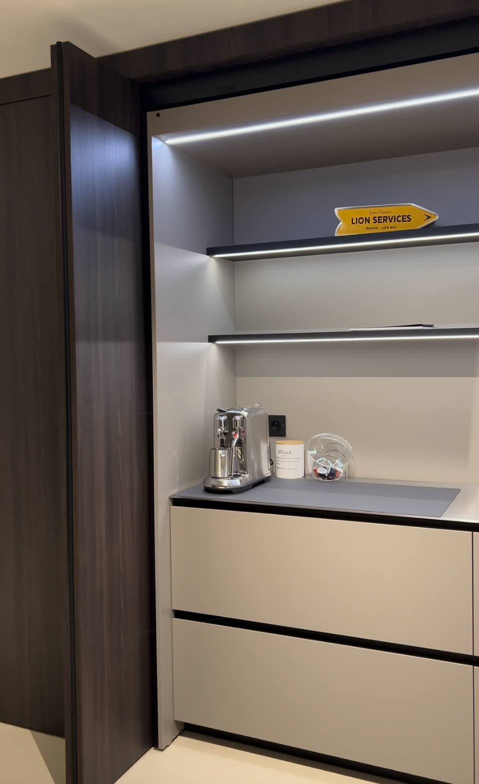 Une kitchenette moderne avec une machine à café