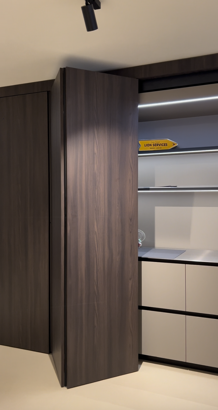 Intérieur moderne avec meubles en bois foncé et blanc