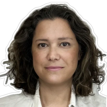 Retrato de una mujer con cabello rizado y expresión neutral, usando ropa blanca.