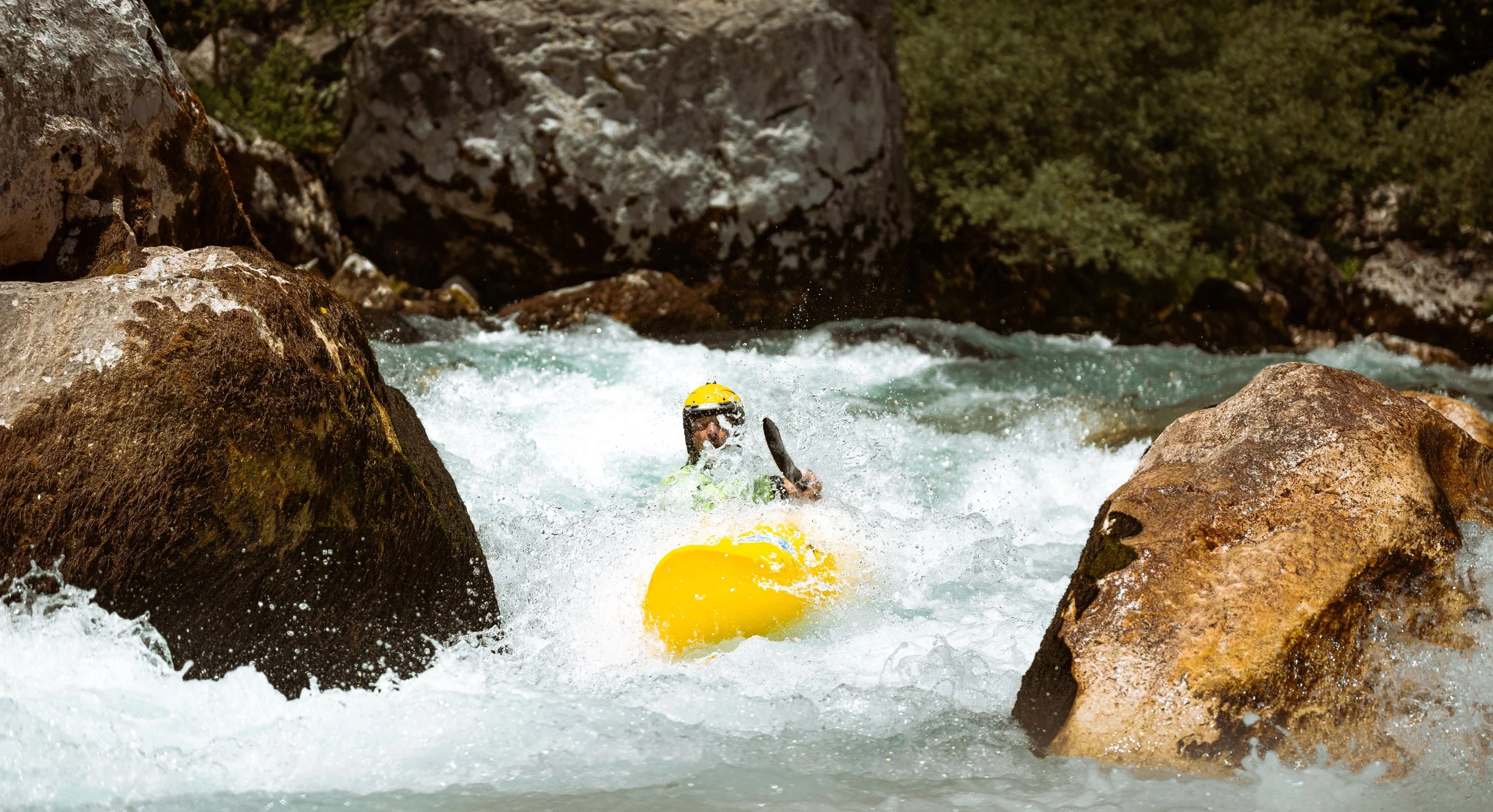 Daniel Huthmacher beim Wildwasserkajak in einem felsigen Fluss