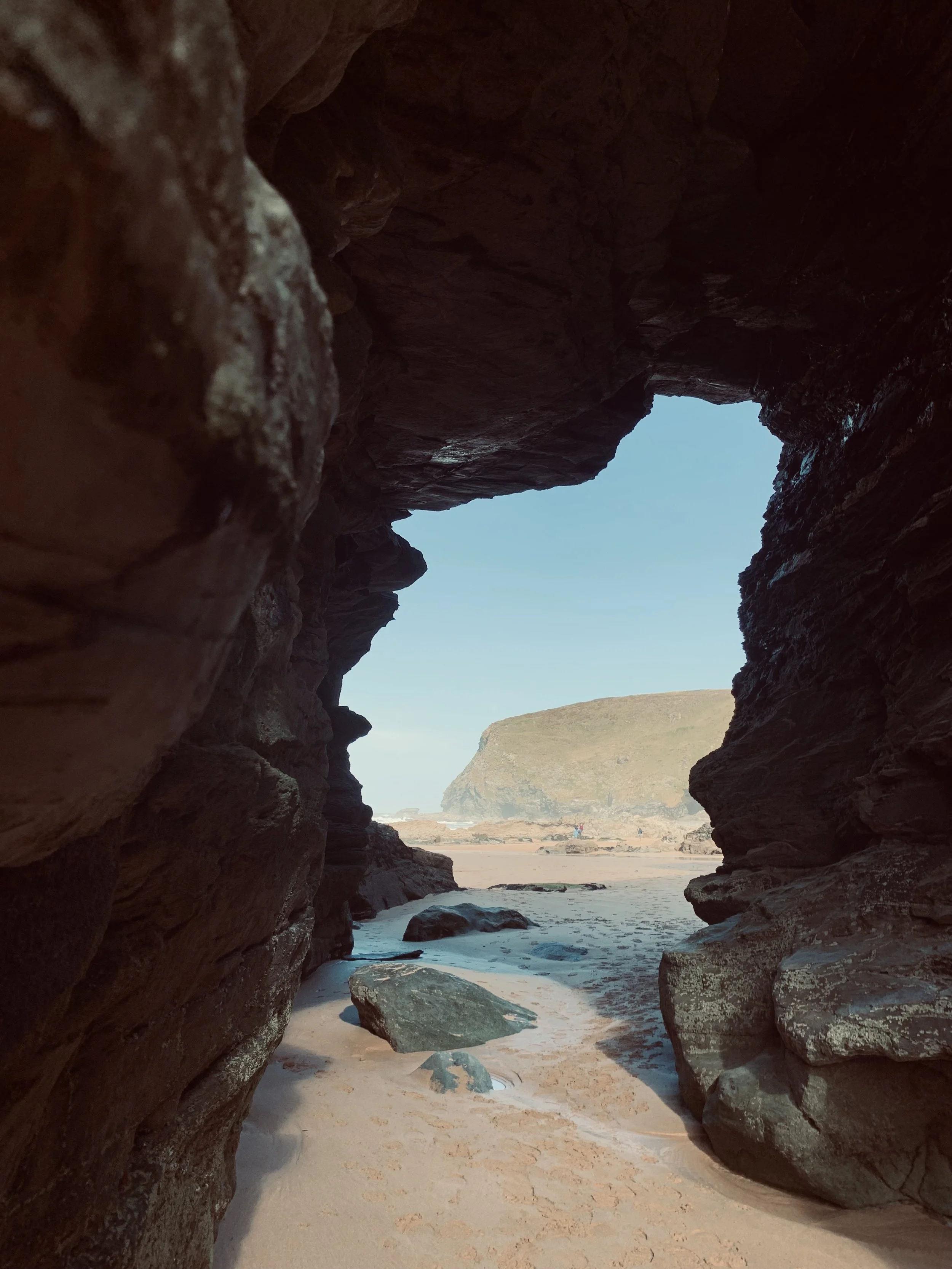 Tarot discovery session symbolised by a cave opening onto the sea, representing clarity, reflection, and new perspective