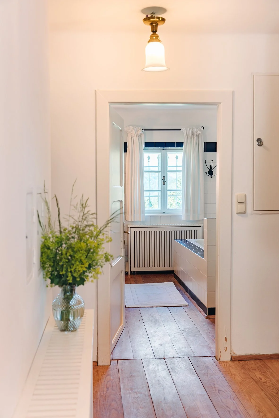 Flur Blick ins Badezimmer EG