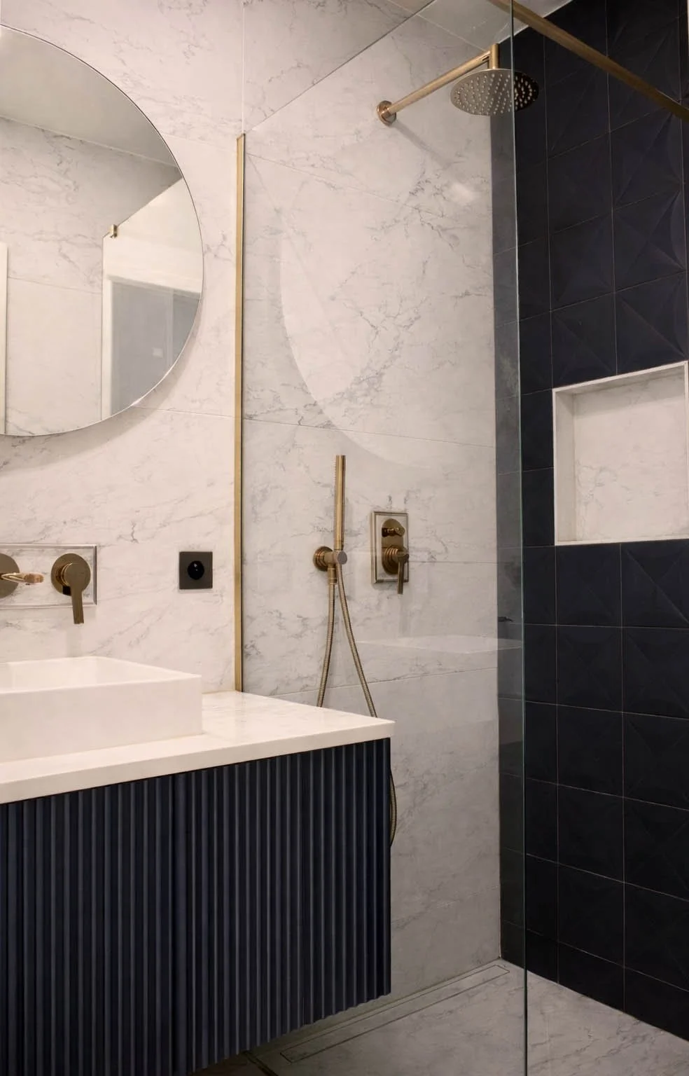 Détail de salle de bains contemporaine dans un projet de rénovation d’appartement à Paris.