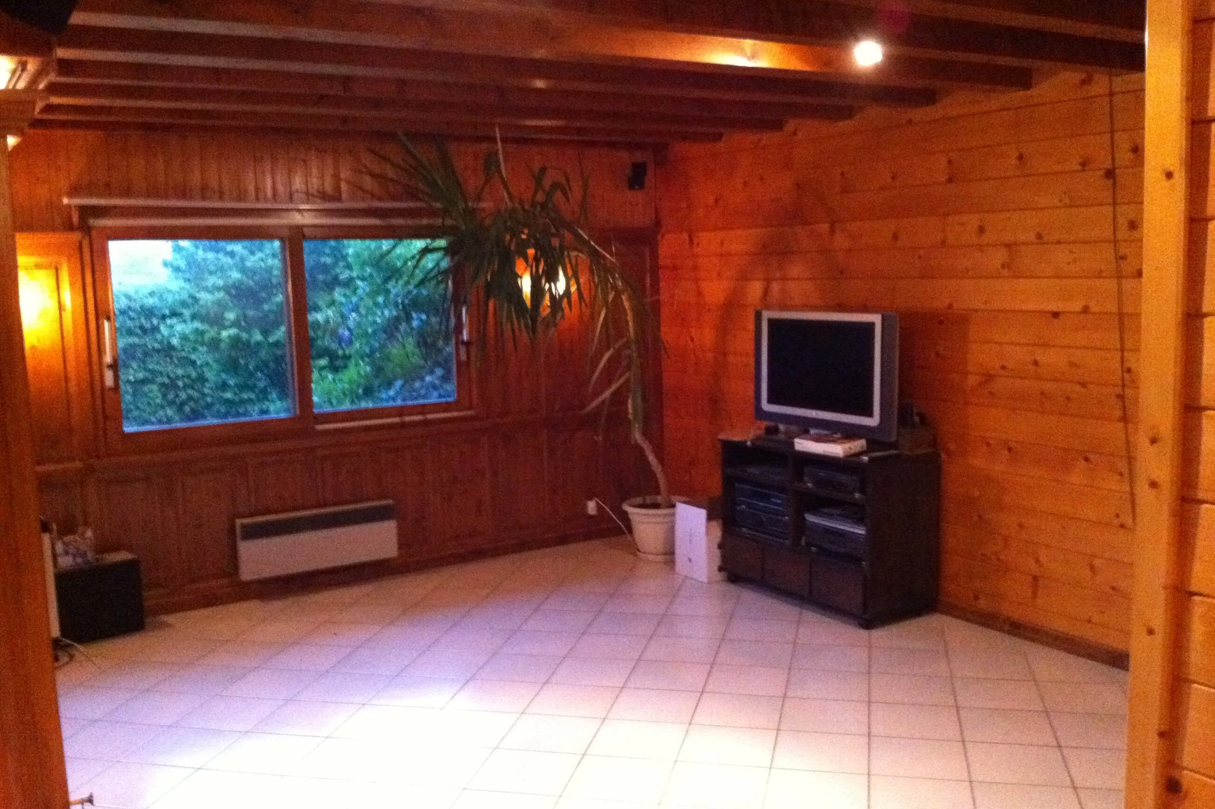 Intérieur de chalet avant rénovation montrant l’état des volumes avant transformation par design d’architecture
