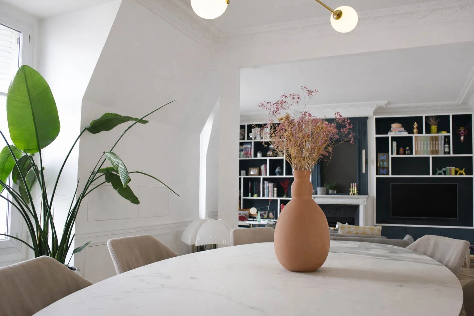 Salle à manger contemporaine intégrée dans un appartement haussmannien rénové à Paris.