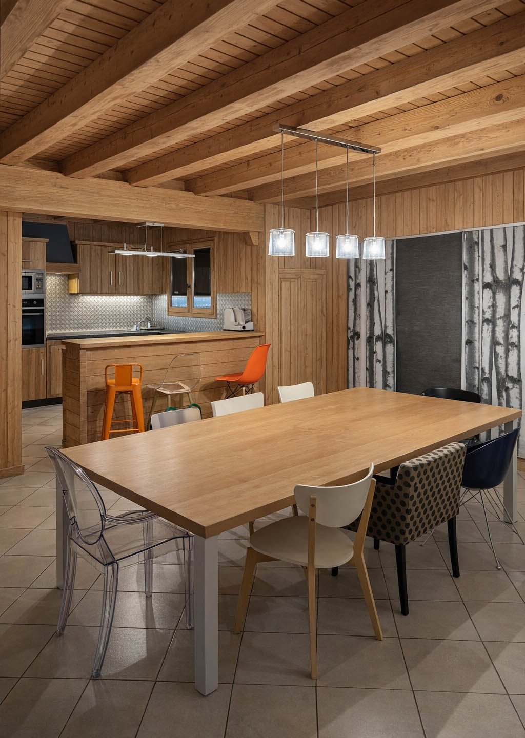 Perspective intérieure après rénovation, mettant en valeur la lumière naturelle et le bois comme élément structurant.