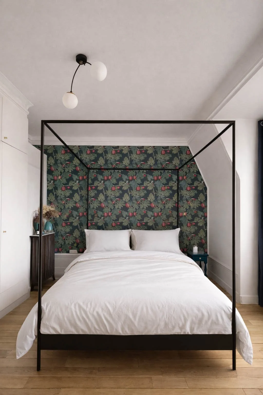 Seconde chambre rénovée dans un appartement parisien avec rangements intégrés et palette de couleurs douces.