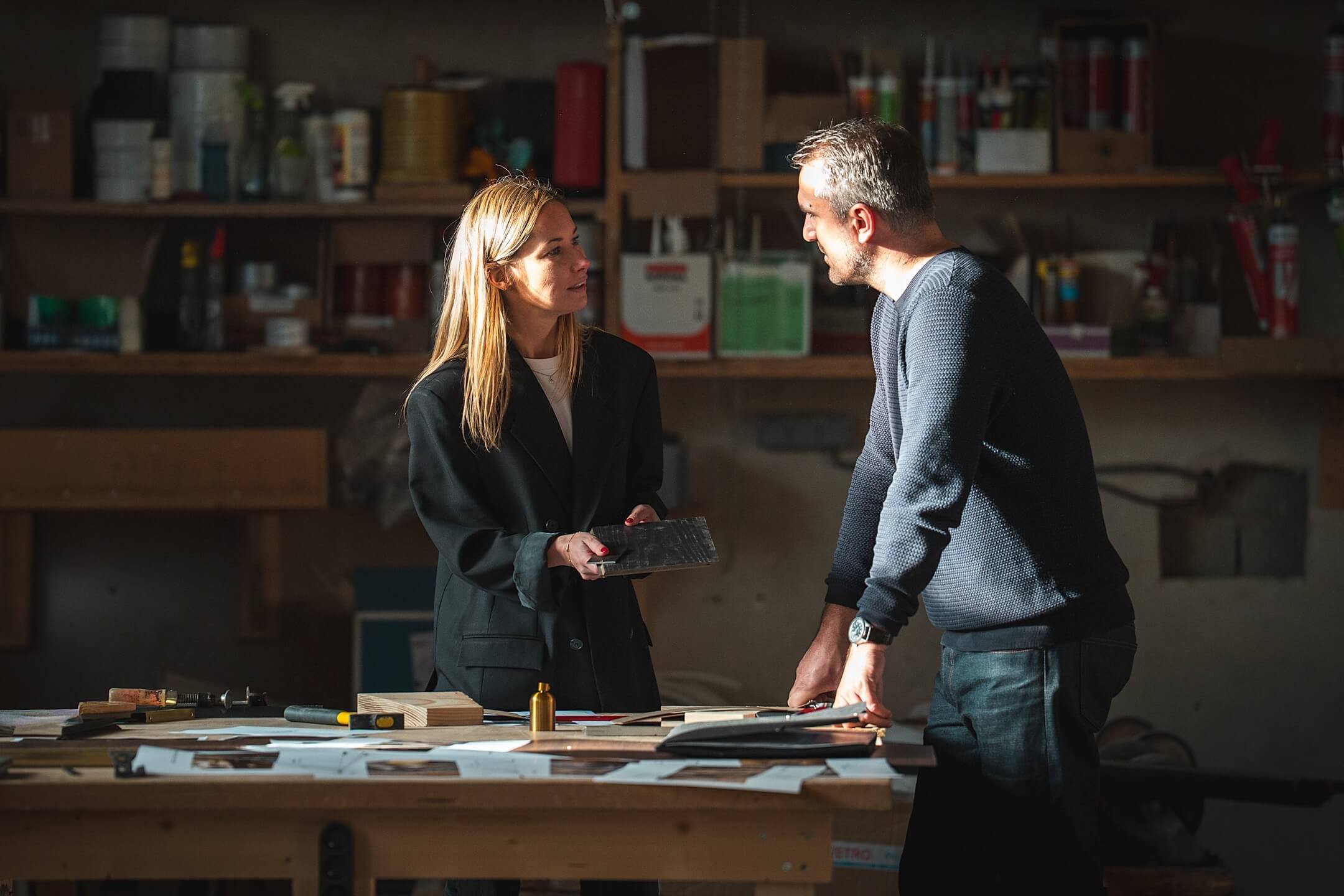 Anne et Jeremy, fondateurs d'Anjem Studio dans leur atelier aux Rousses