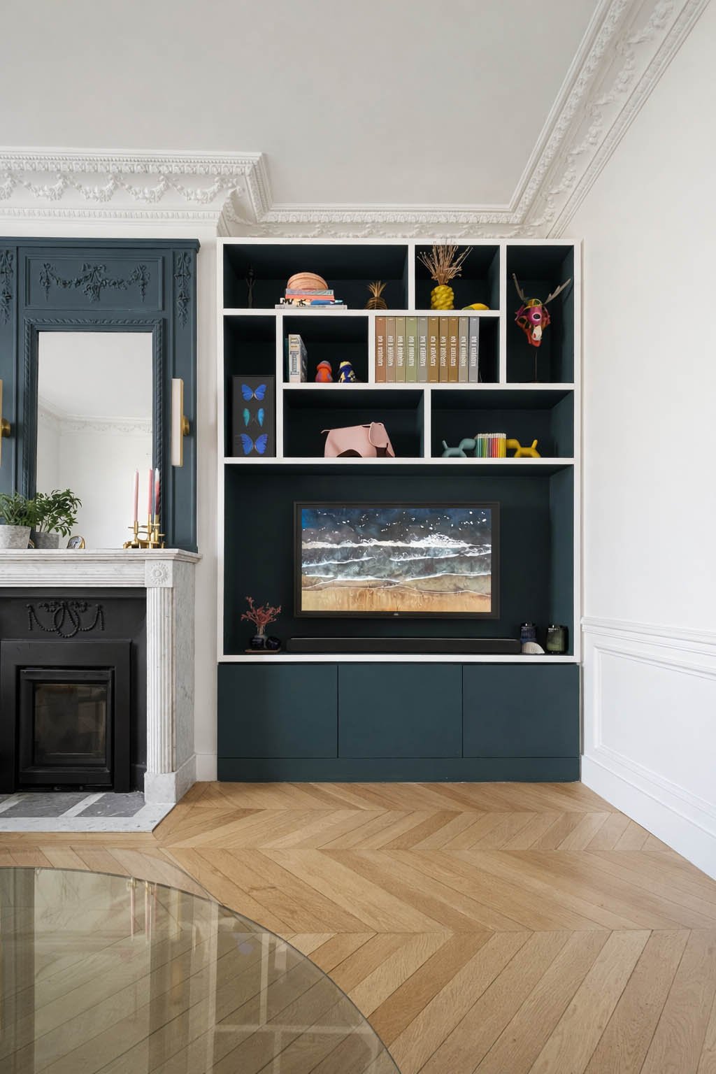 Vue d’ensemble d’un appartement haussmannien rénové à Paris, mêlant architecture intérieure contemporaine et éléments d’époque.