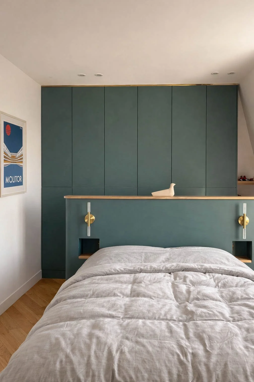 Détail de tête de lit et finitions décoratives dans une chambre d’appartement haussmannien rénové à Paris.