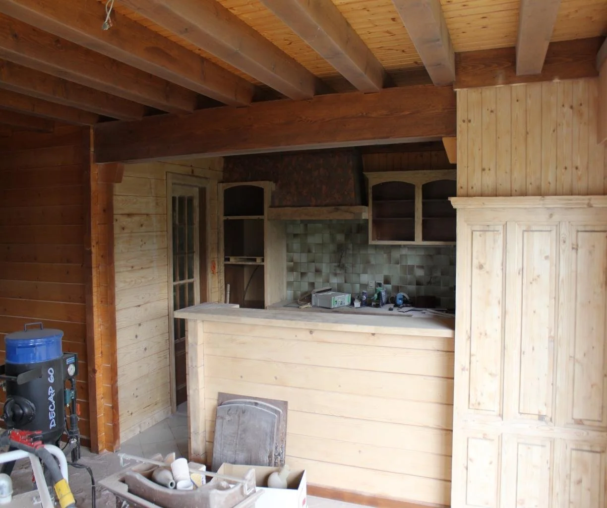 Détail du plan de travail en bois brut rénové dans un chalet du Haut-Jura
