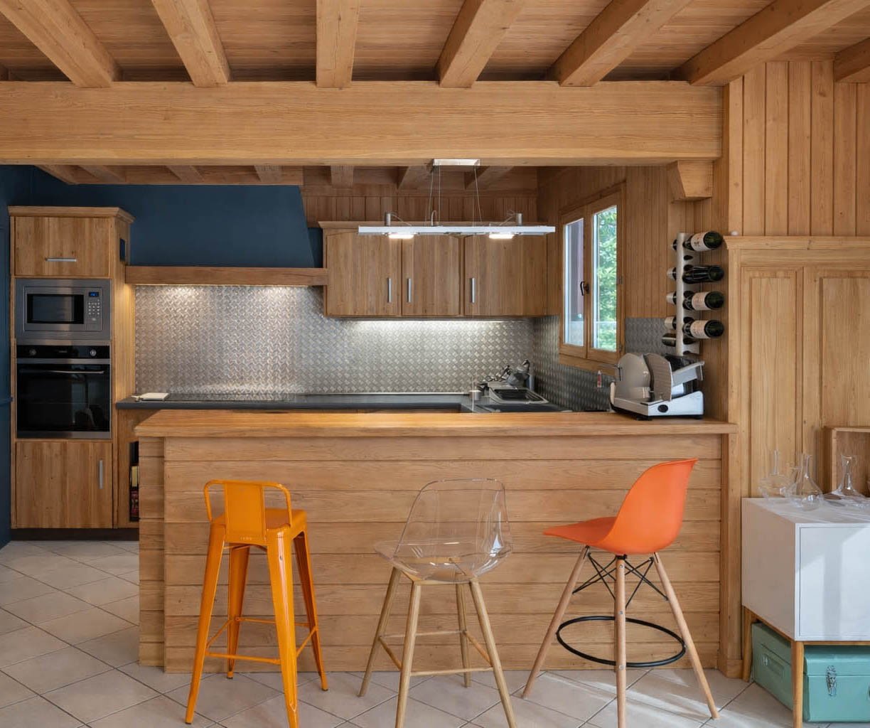 Intérieur d’un chalet rénové dans le Jura, où bois naturel et esthétique contemporaine dialoguent avec élégance.