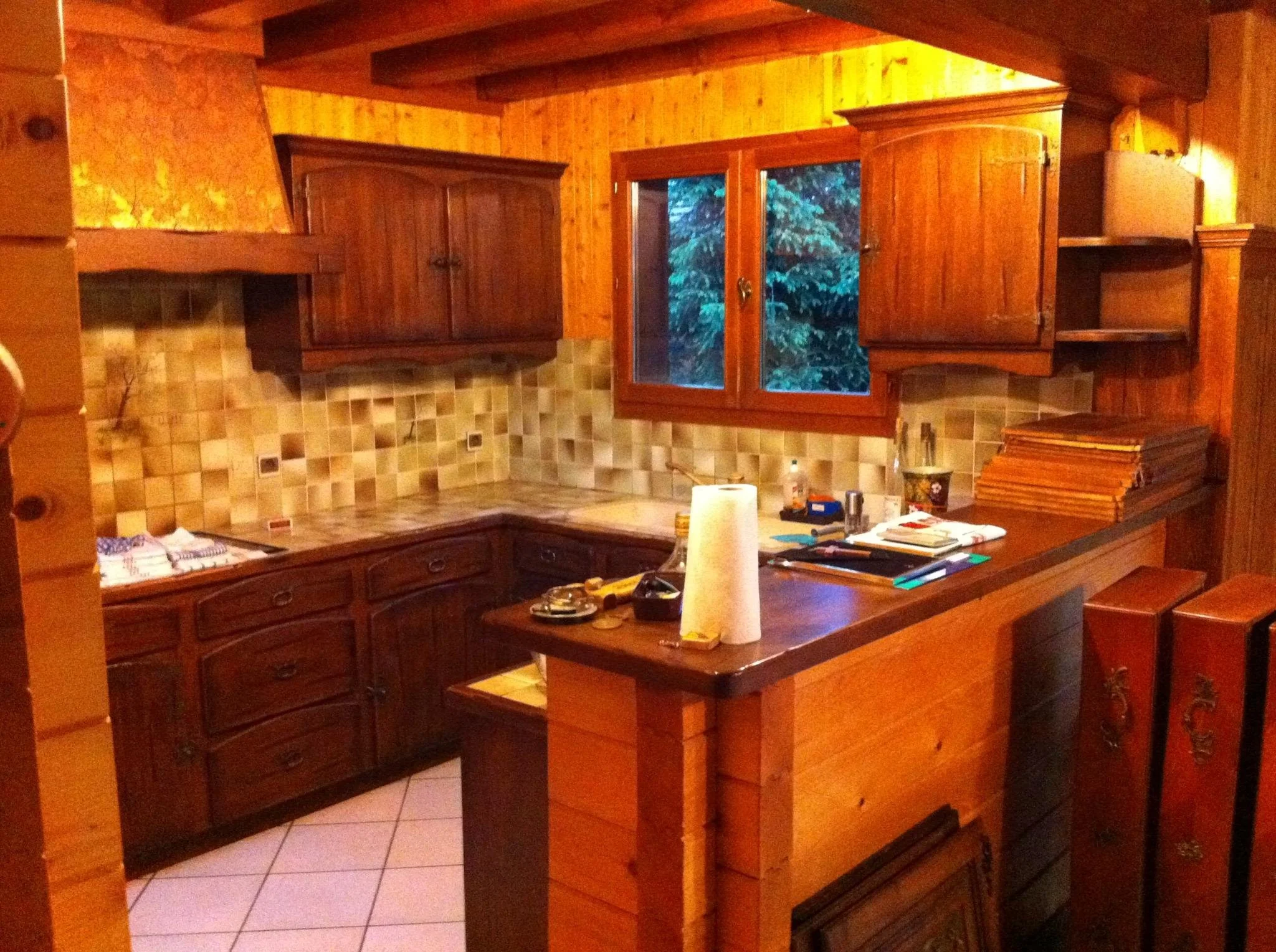 Intérieur de chalet avant rénovation montrant l’état des volumes avant transformation par design d’architecture.