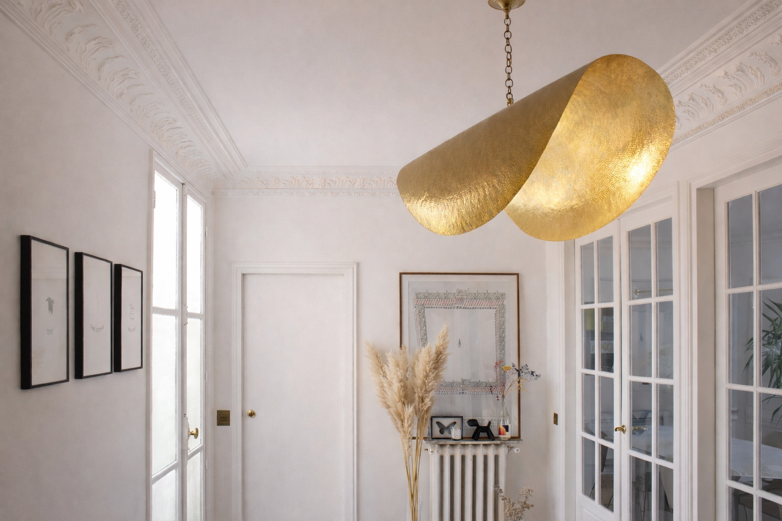 Entrée lumineuse d’un projet d’architecture intérieure à Paris, associant codes de l'haussmanien et matériaux nobles.