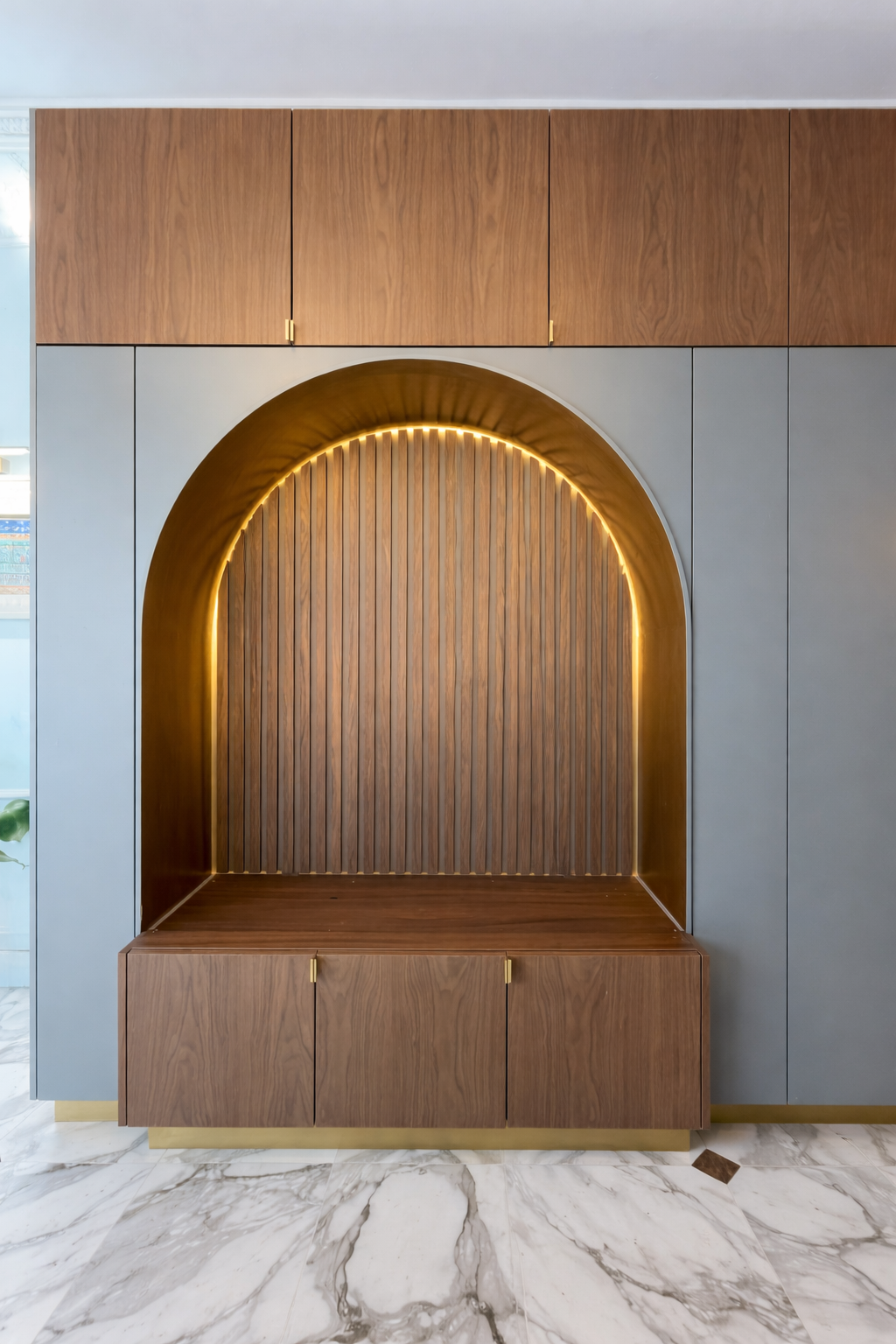 Détail de menuiserie sur mesure dans un appartement rénové à Paris, soulignant le travail artisanal.