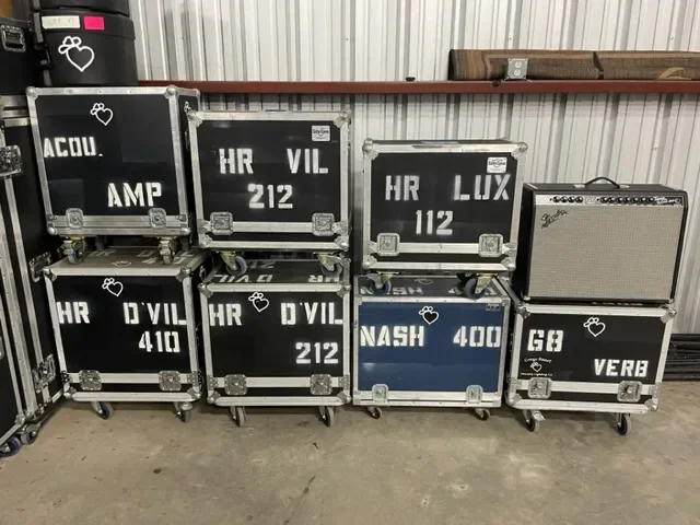 Musical equipment road cases with labels such as 'ACOU.', 'AMP', 'HR VIL 212', 'HR LUX 112', 'HR D VIL 410', 'NASH 400', and 'GE VERB'.