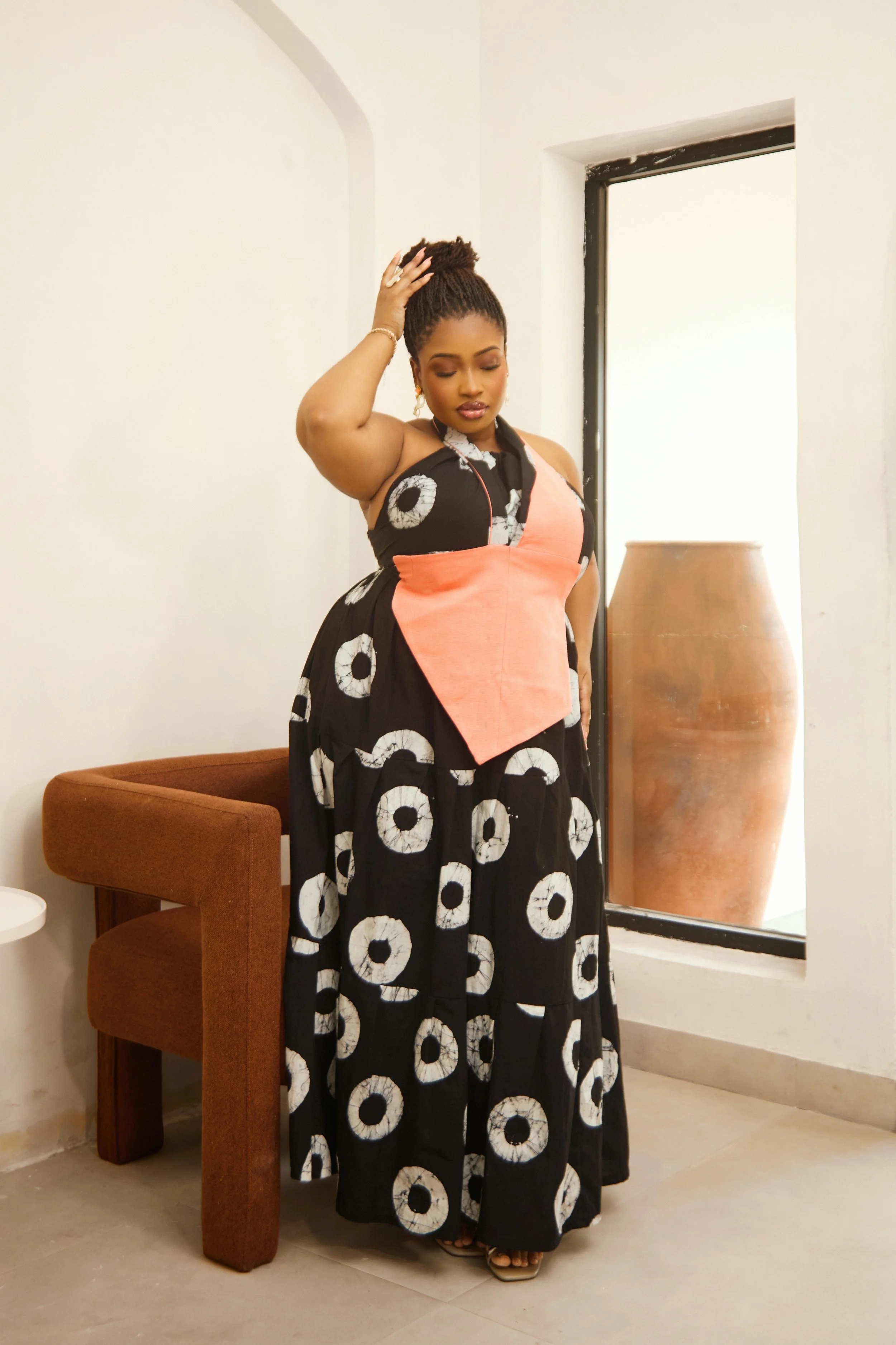 Robe: VWH Apparel//
Bib: Dye Lab/
Boucles d'oreilles: Aleskei Shop//
Photo: Oronce Photographie//
Direction Artistique: MxDonna & Co