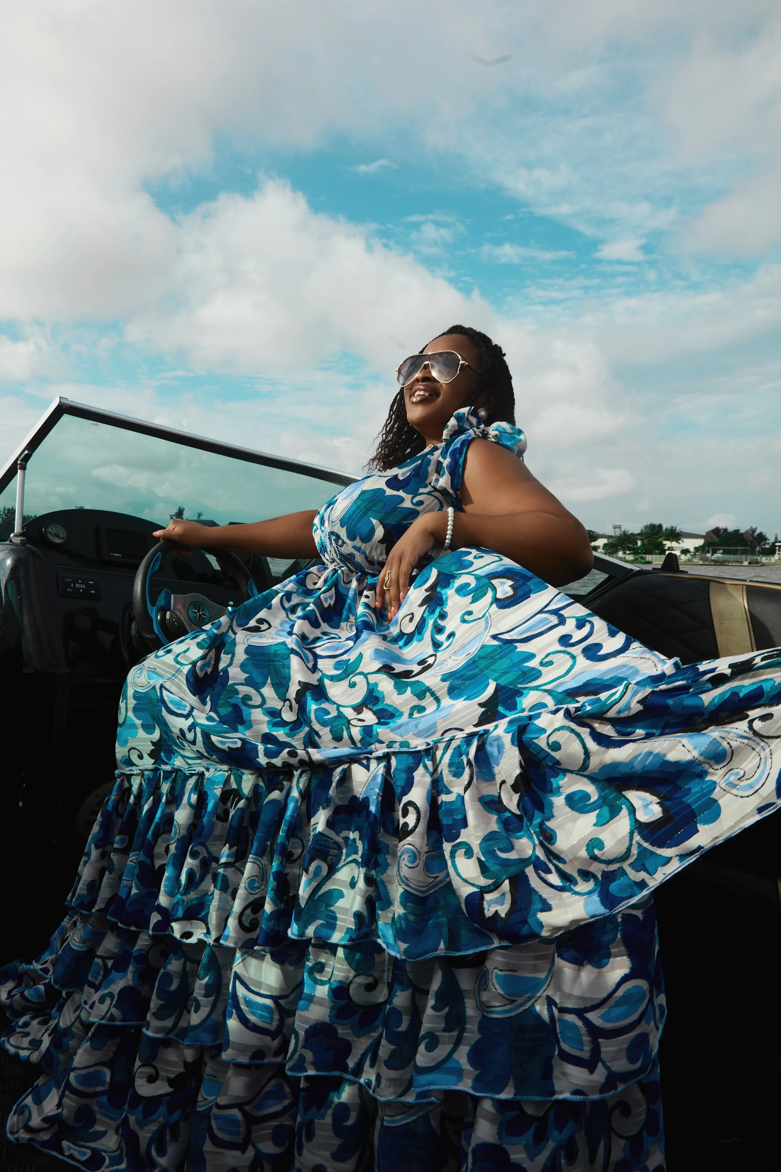 Robe: Ziva Lagos//
Bijoux: Nina Boutique//
Bracelet: Chic Créa//
Photo: Oronce Photographie//
Direction Artistique: MxDonna & Co