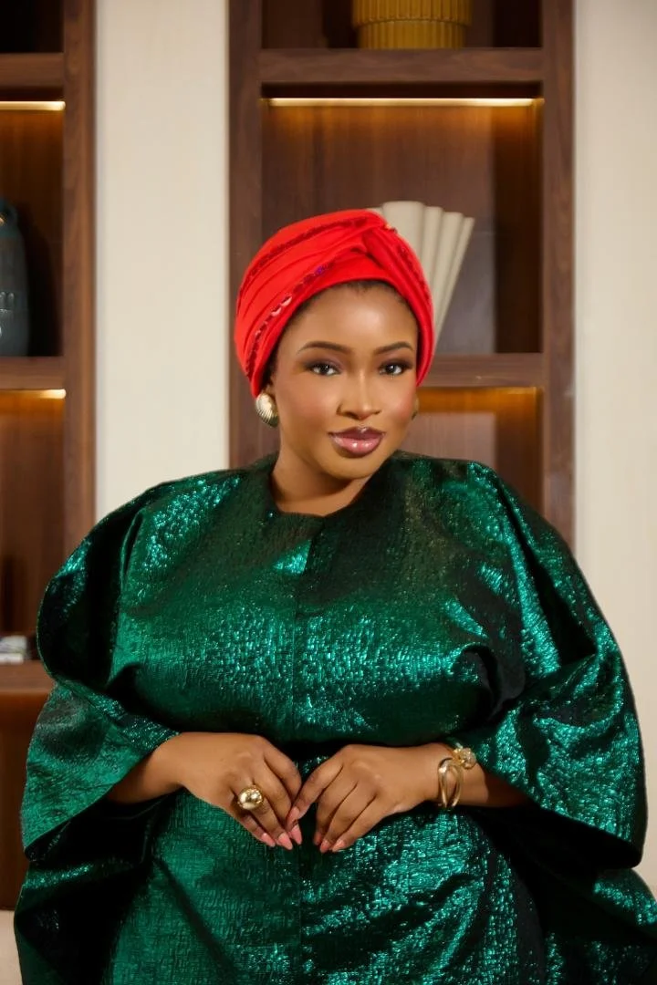 Robe: Ziva Lagos//
Turban: Nina Boutique//
Boucles d'oreilles: Nina Boutique//
Photo: Oronce Photographie//
Direction Artistique: MxDonna & Co