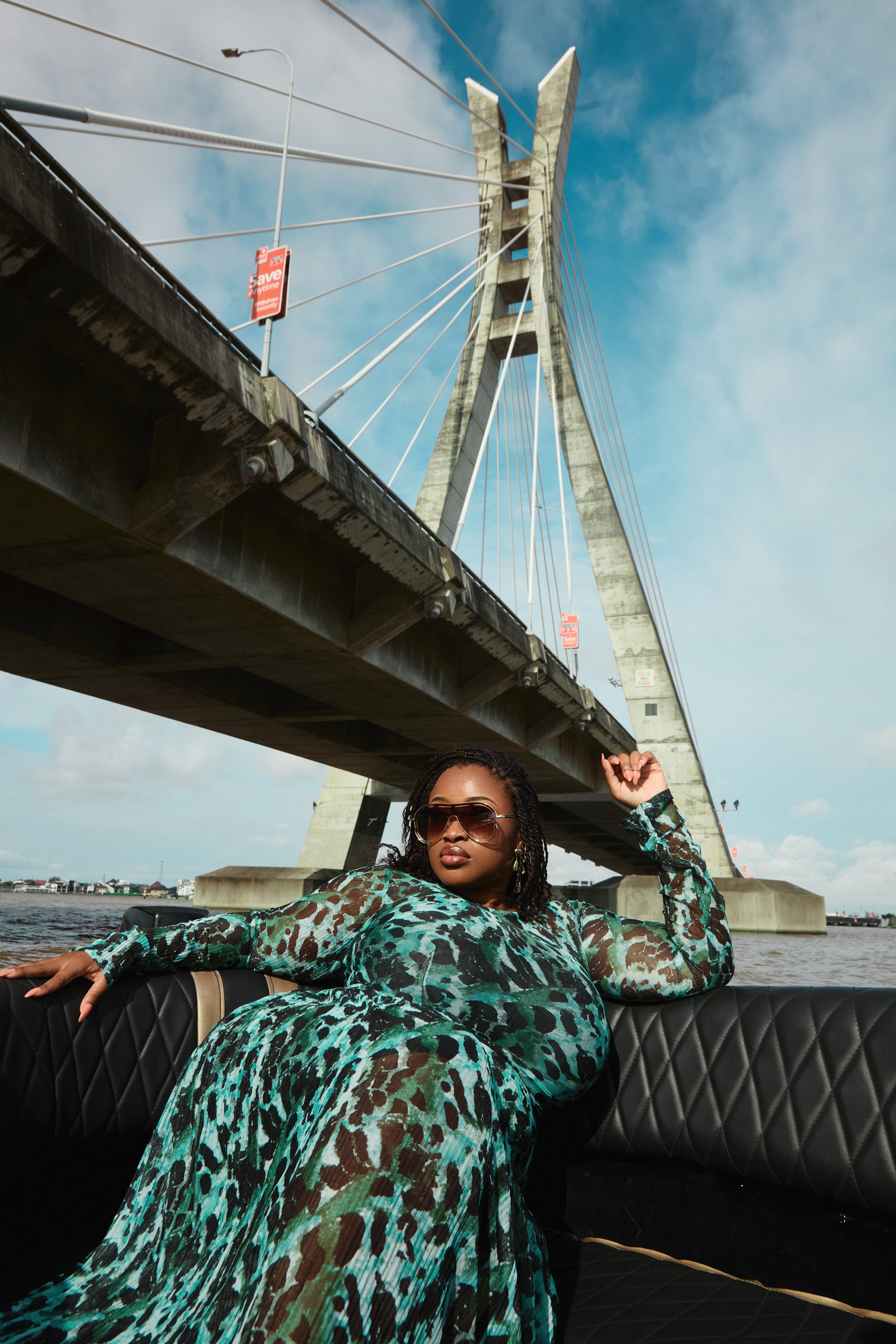 Robe: Zephans & Co//
Boucles d'oreilles: Nina Boutique//
Photo: Oronce Photographie//
Direction Artistique: MxDonna & Co