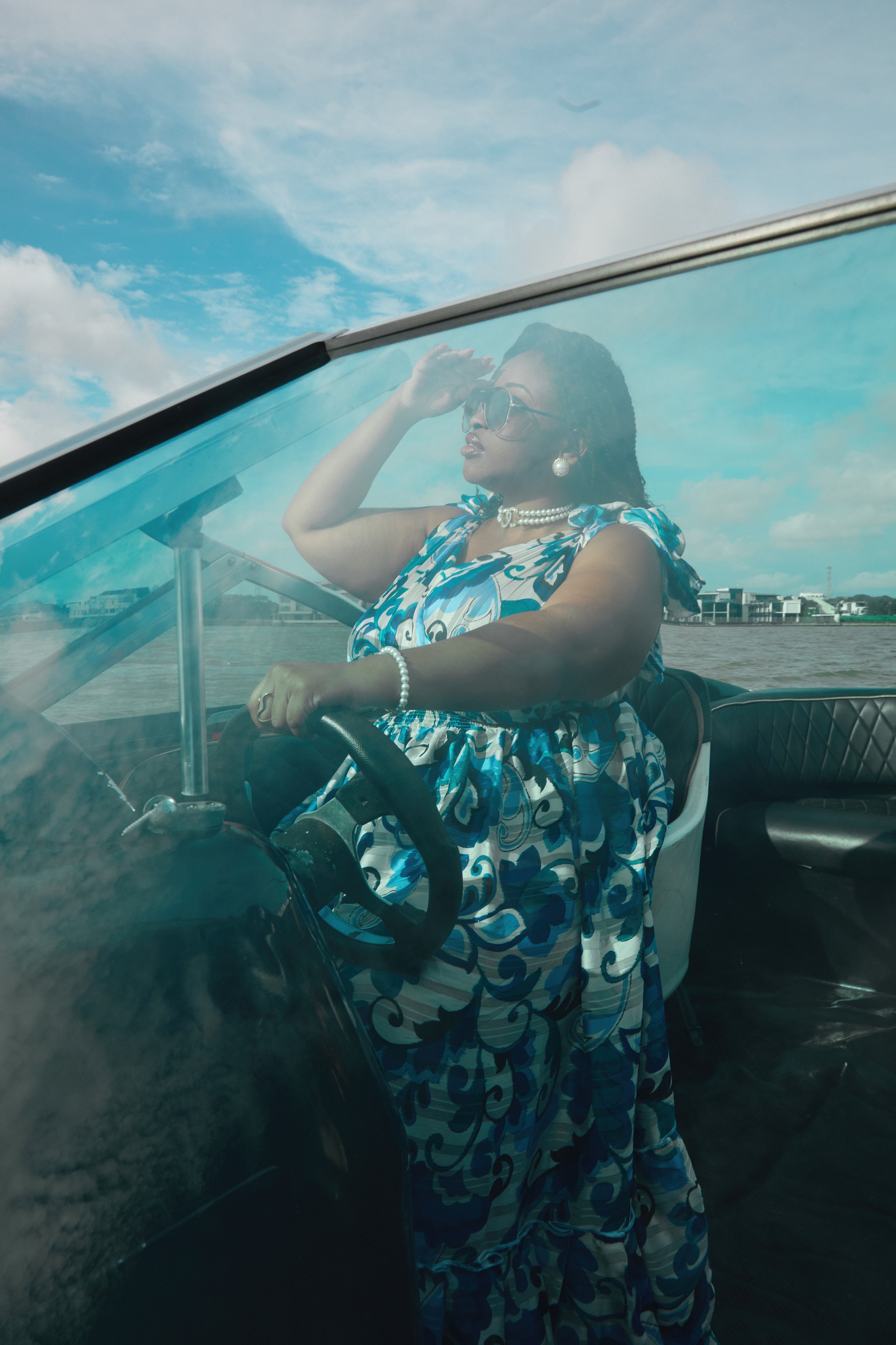 Robe: Ziva Lagos//
Bijoux: Nina Boutique//
Bracelet: Chic Créa//
Photo: Oronce Photographie//
Direction Artistique: MxDonna & Co