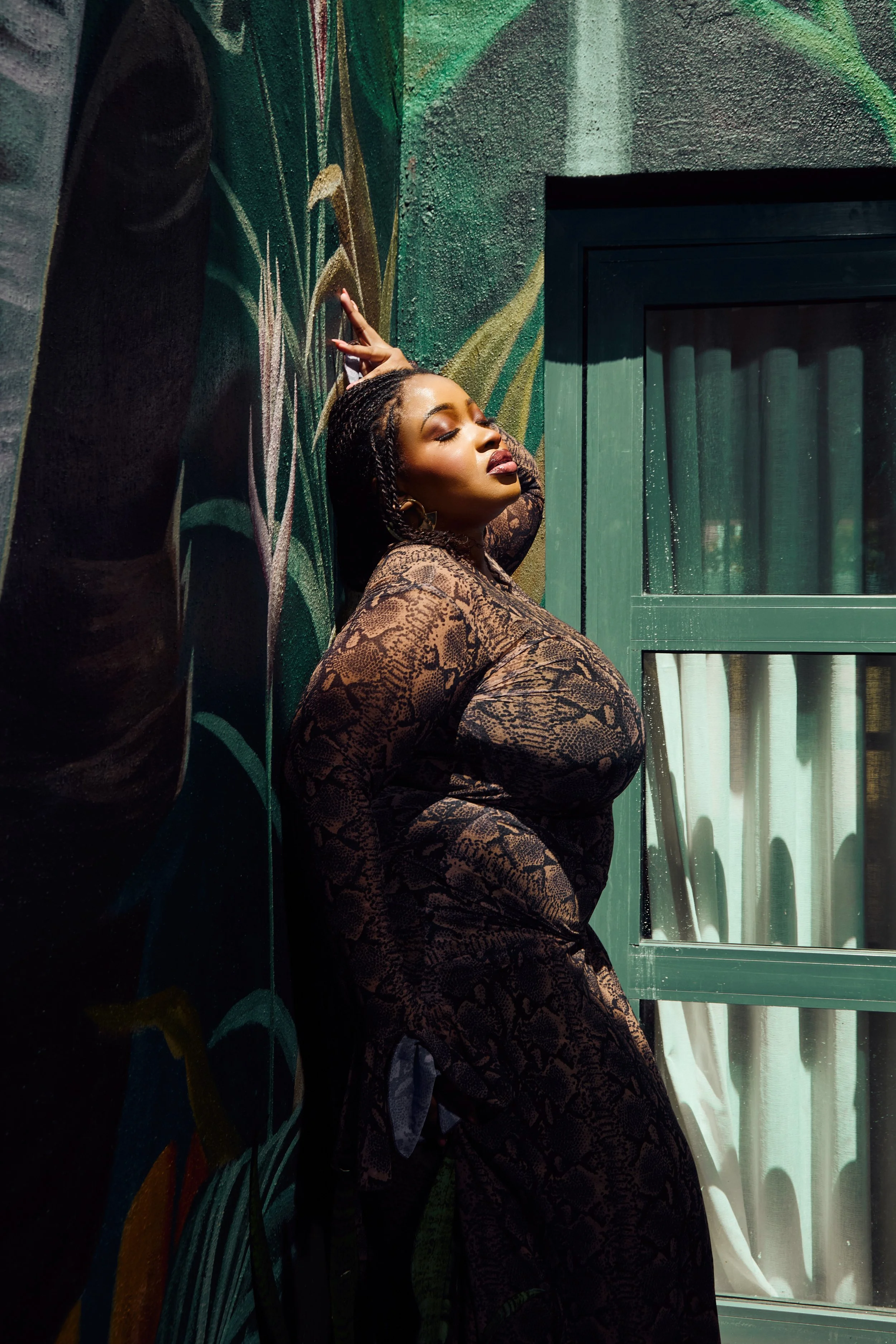 Robe: Ziva Lagos//
Boucles d'oreilles: Nina Boutique//
Photo: Oronce Photographie//
Direction Artistique: MxDonna & Co