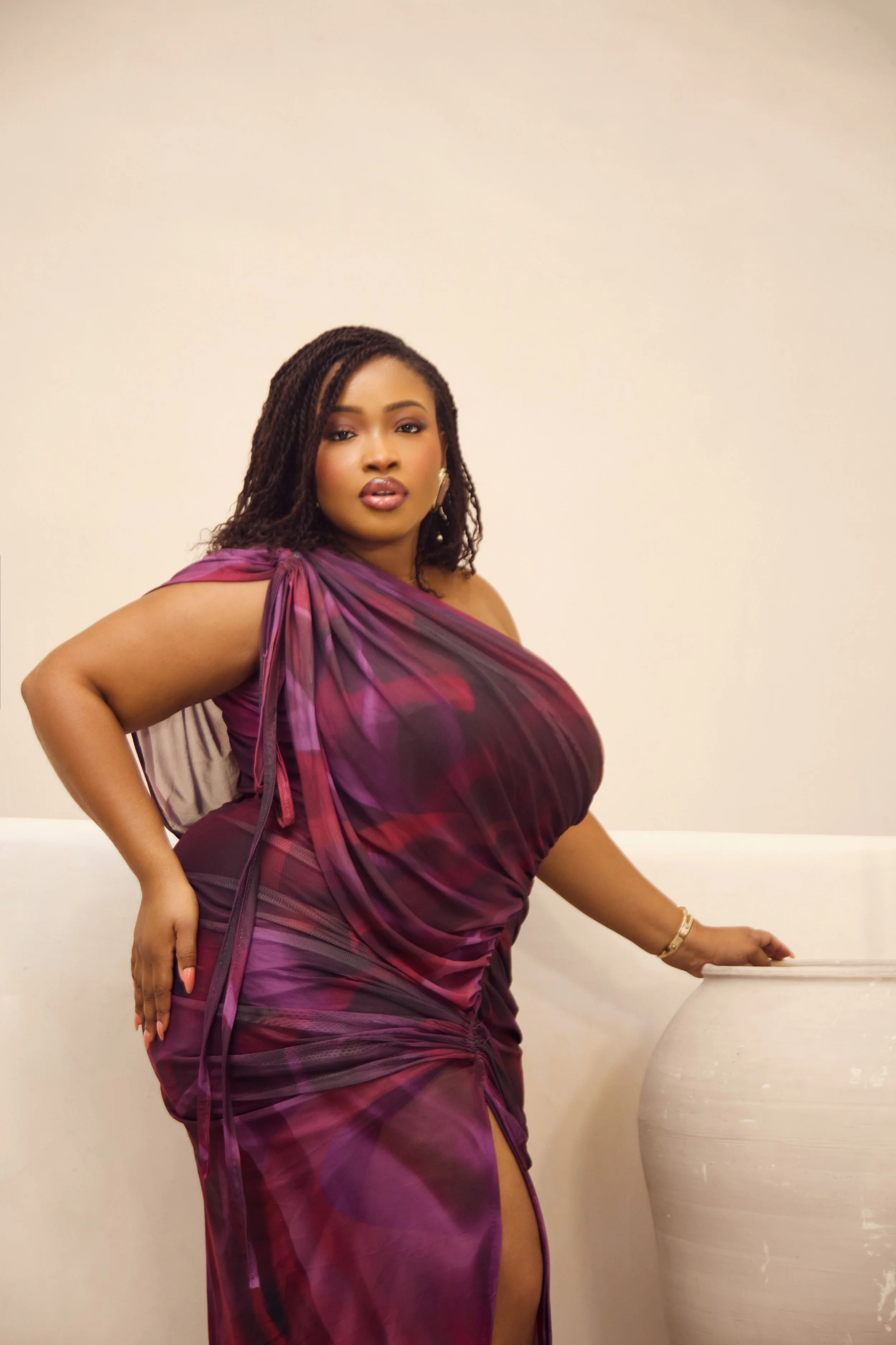 Robe: Zephans & Co//
Boucles d'oreilles: Nina Boutique//
Photo: Oronce Photographie//
Direction Artistique: MxDonna & Co