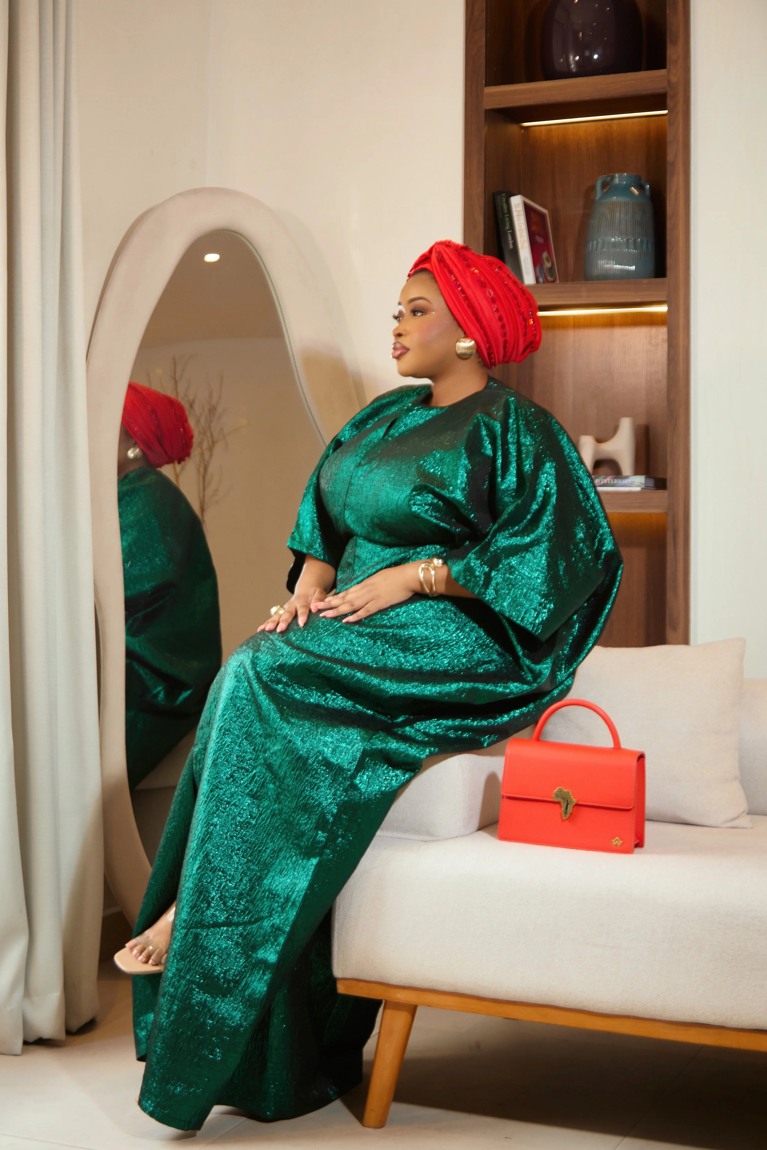 Robe: Ziva Lagos//
Sac: Aliwax//
Turban: Nina Boutique//
Boucles d'oreilles: Nina Boutique//
Photo: Oronce Photographie//
Direction Artistique: MxDonna & Co