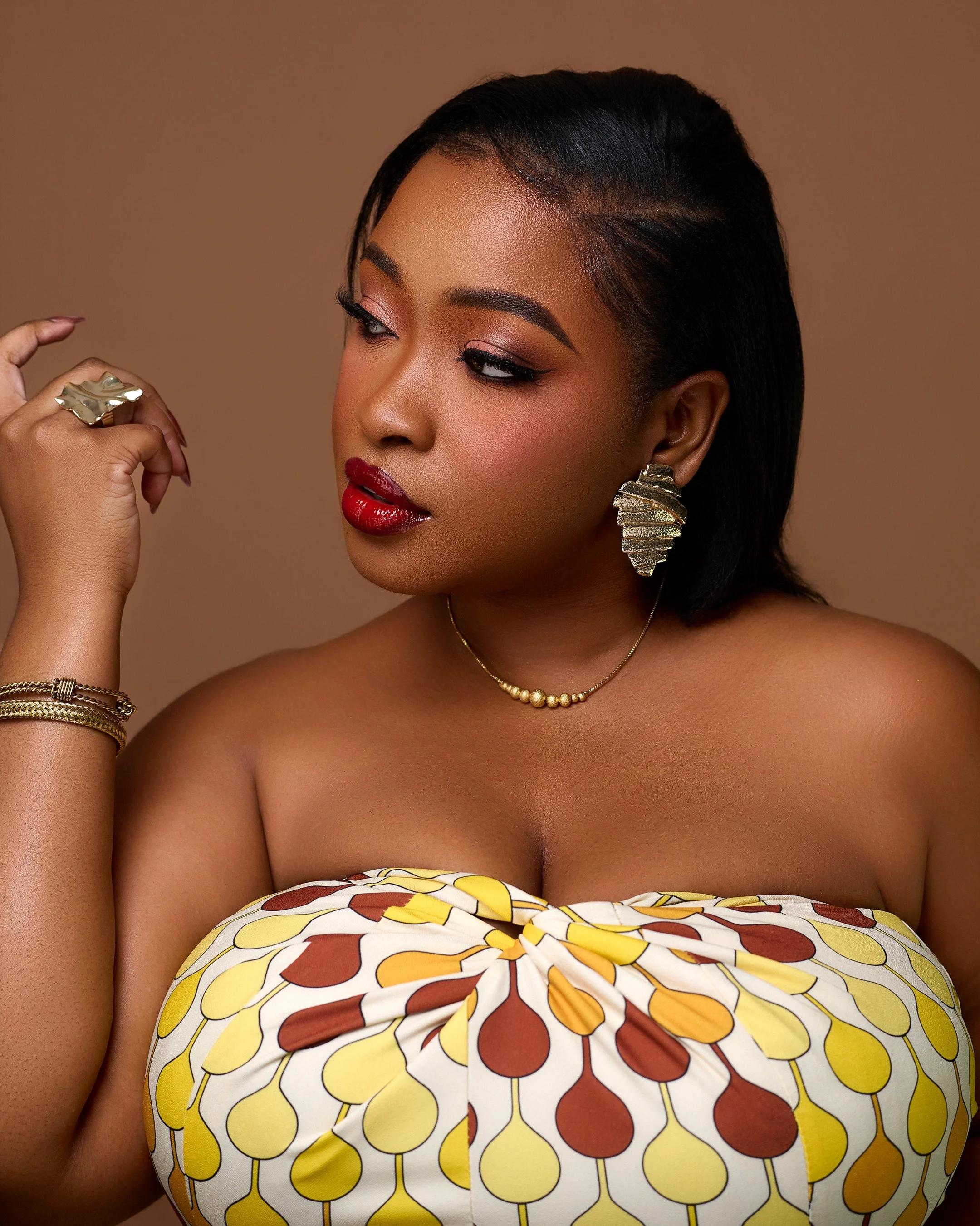 Robe: Magic’A//
Makeup: Salma Relooking//
Coiffure: Oreyot//
Photo: Alexandra Noimba