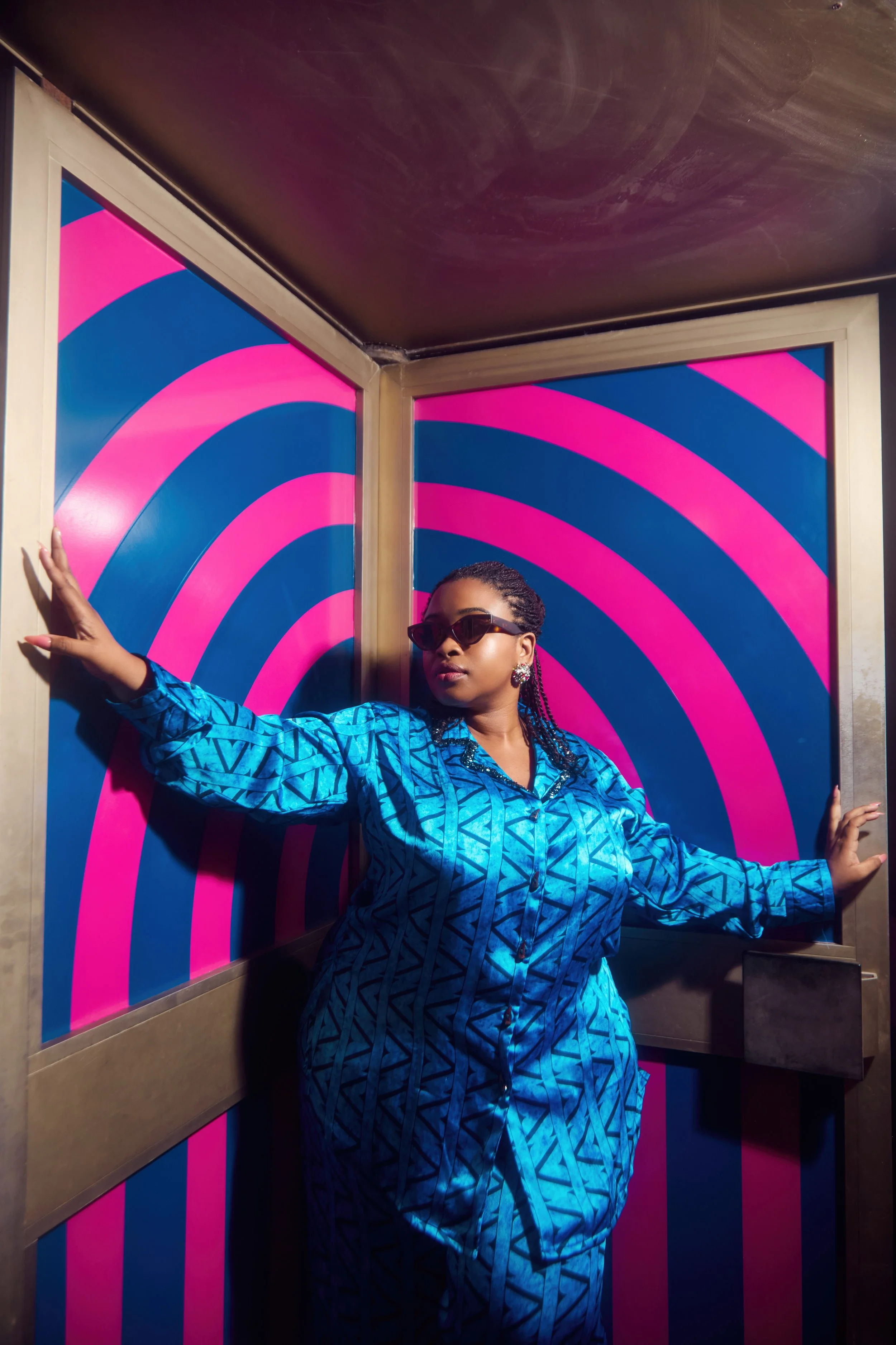 Outfit: Ziva Lagos//
Lunettes: Ziva Lagos//
Boucles d'oreilles: Nina Boutique//
Lieu: The NaHous//
Photo: Oronce Photographie//
Direction Artistique: MxDonna & Co