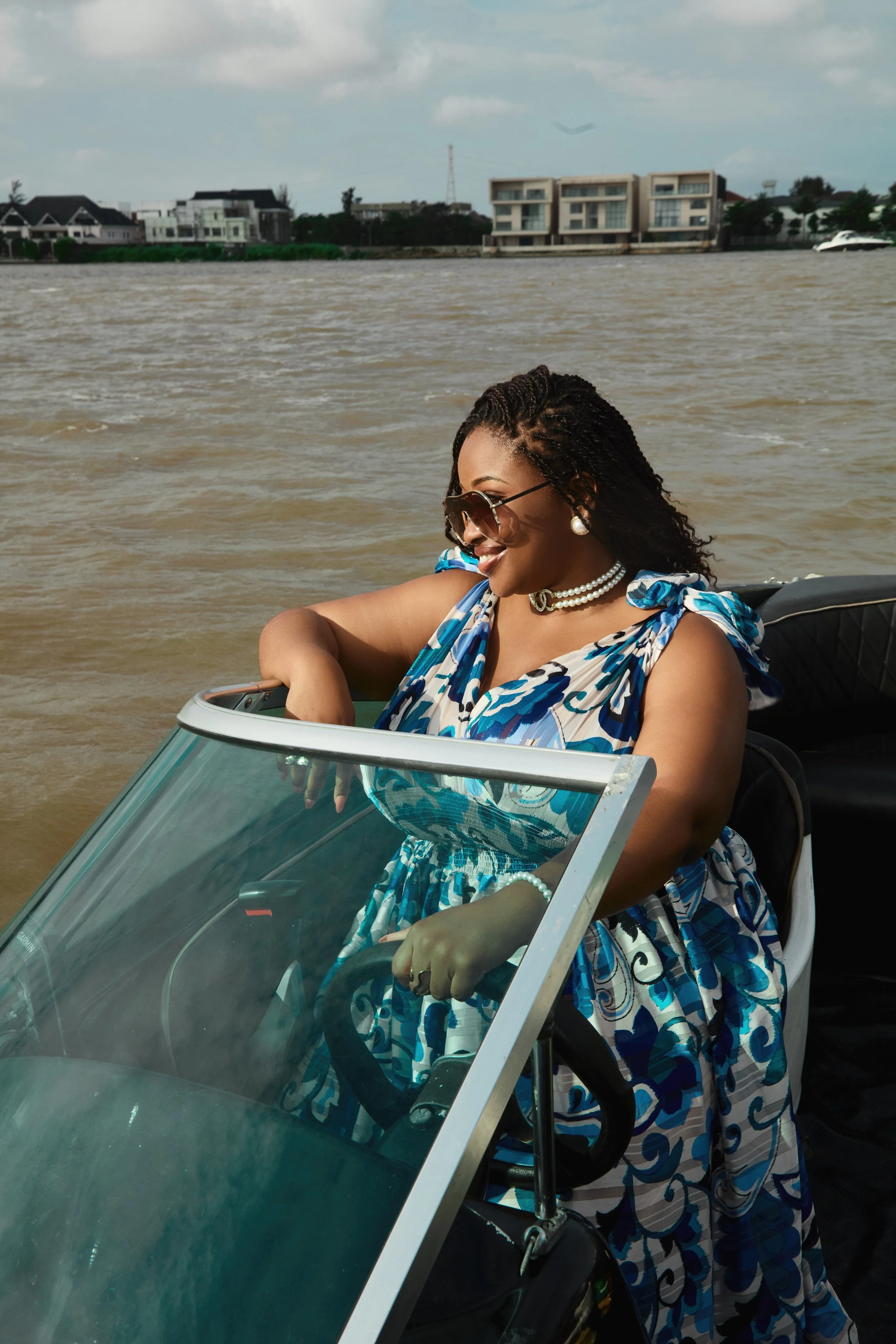 Robe: Ziva Lagos//
Bijoux: Nina Boutique//
Bracelet: Chic Créa//
Photo: Oronce Photographie//
Direction Artistique: MxDonna & Co