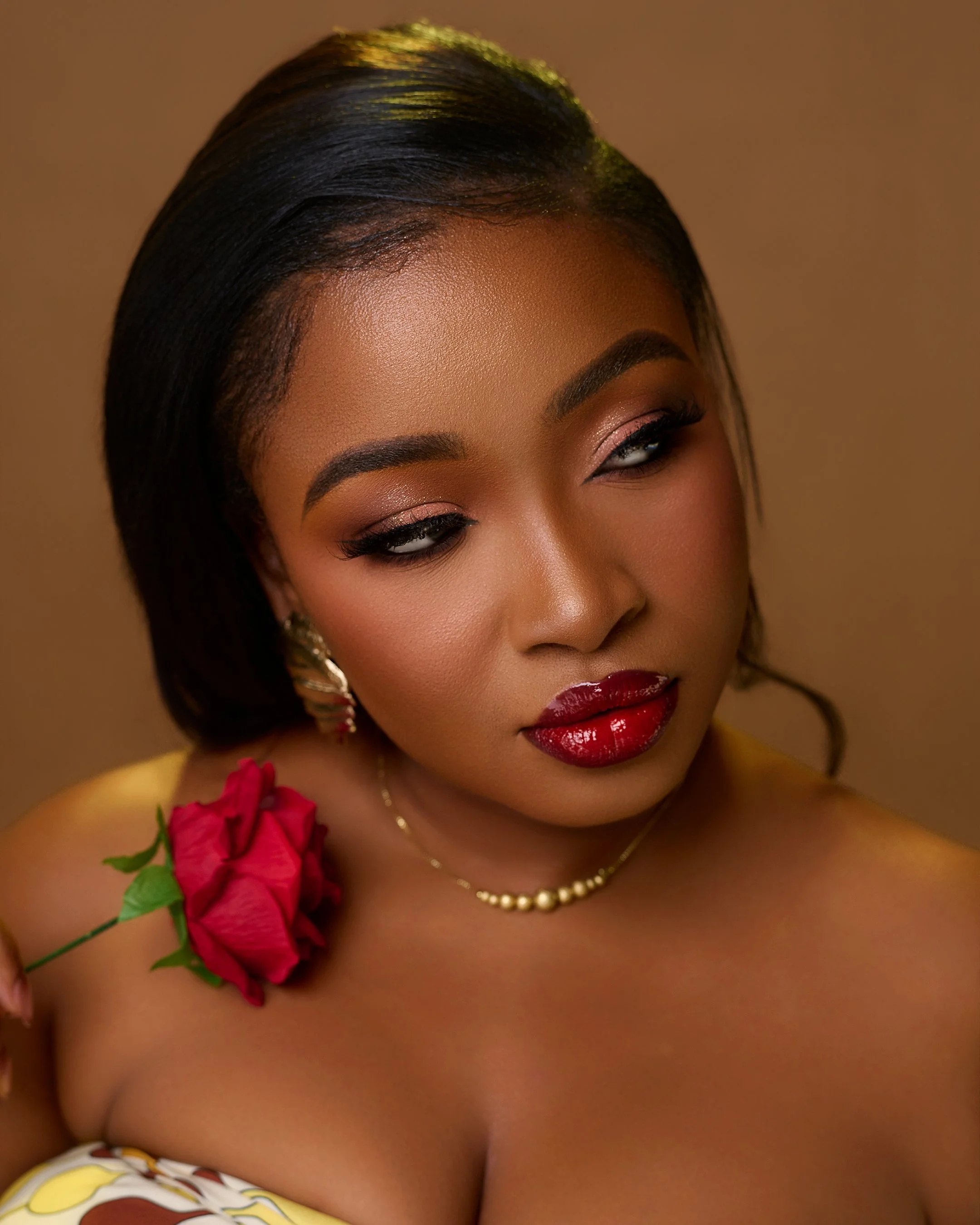 Robe: Magic’A//
Makeup: Salma Relooking//
Coiffure: Oreyot//
Photo: Alexandra Noimba