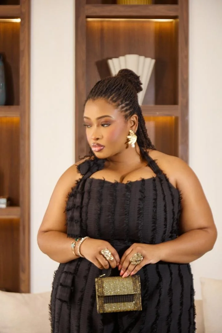 Combinaison: SoSo Lagos X The Grey Velvet Store//
Sac: The Grey Velvet Store//
Boucles d'oreilles: Aleskei Shop//
Photo: Oronce Photographie//
Direction Artistique: MxDonna & Co