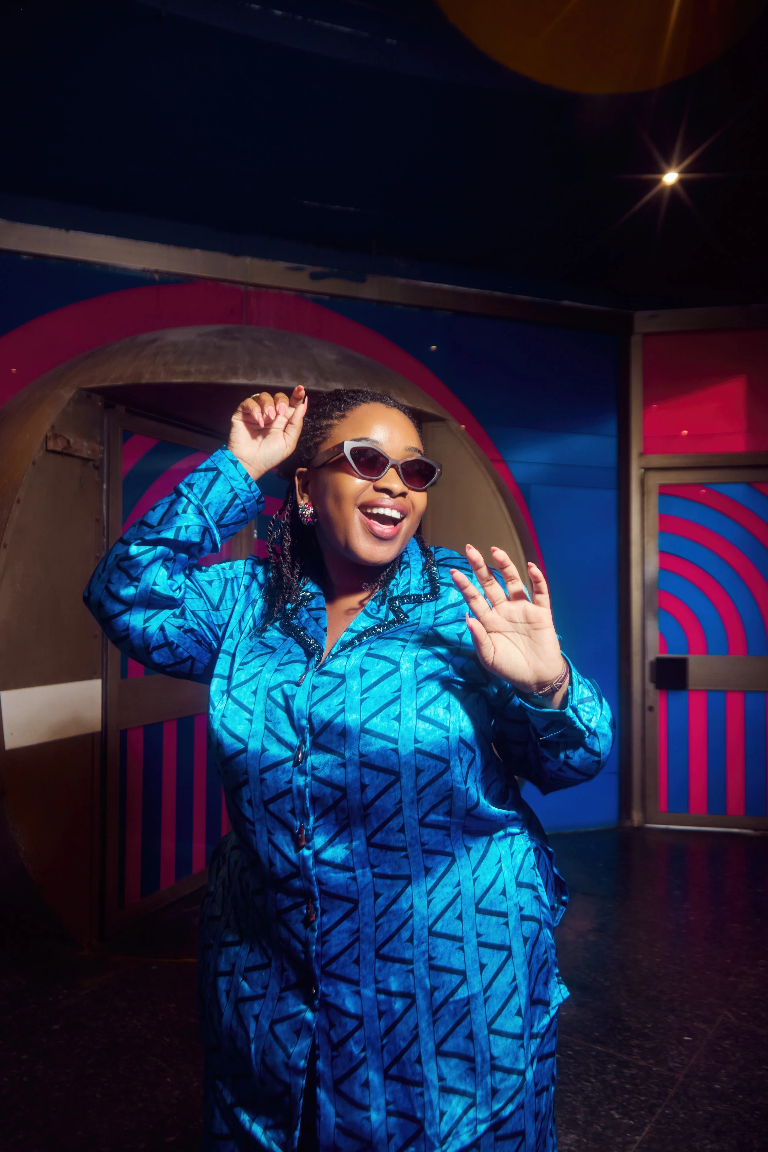 Outfit: Ziva Lagos//
Lunettes: Ziva Lagos//
Boucles d'oreilles: Nina Boutique//
Lieu: The NaHous//
Photo: Oronce Photographie//
Direction Artistique: MxDonna & Co