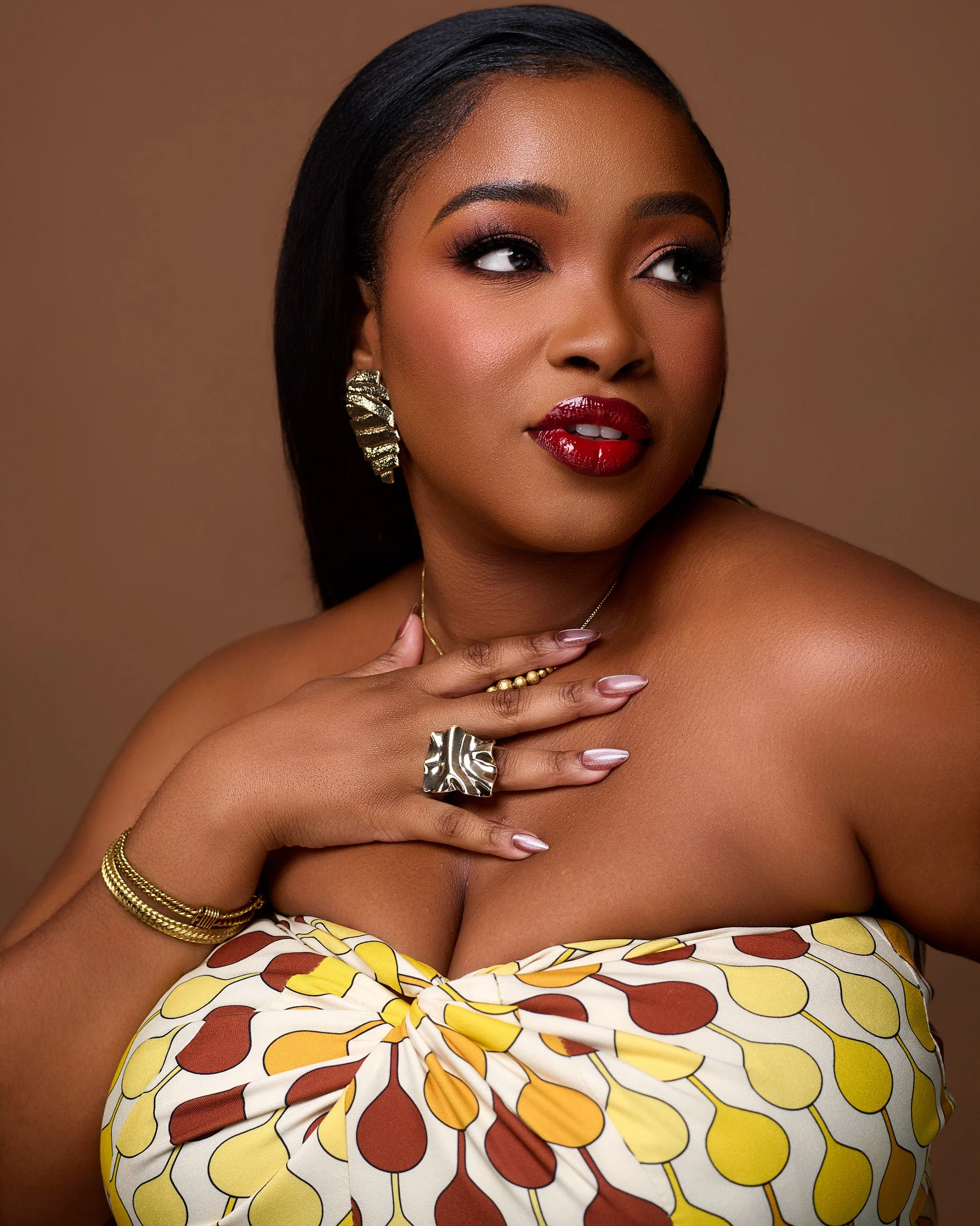 Robe: Magic’A//
Makeup: Salma Relooking//
Coiffure: Oreyot//
Photo: Alexandra Noimba