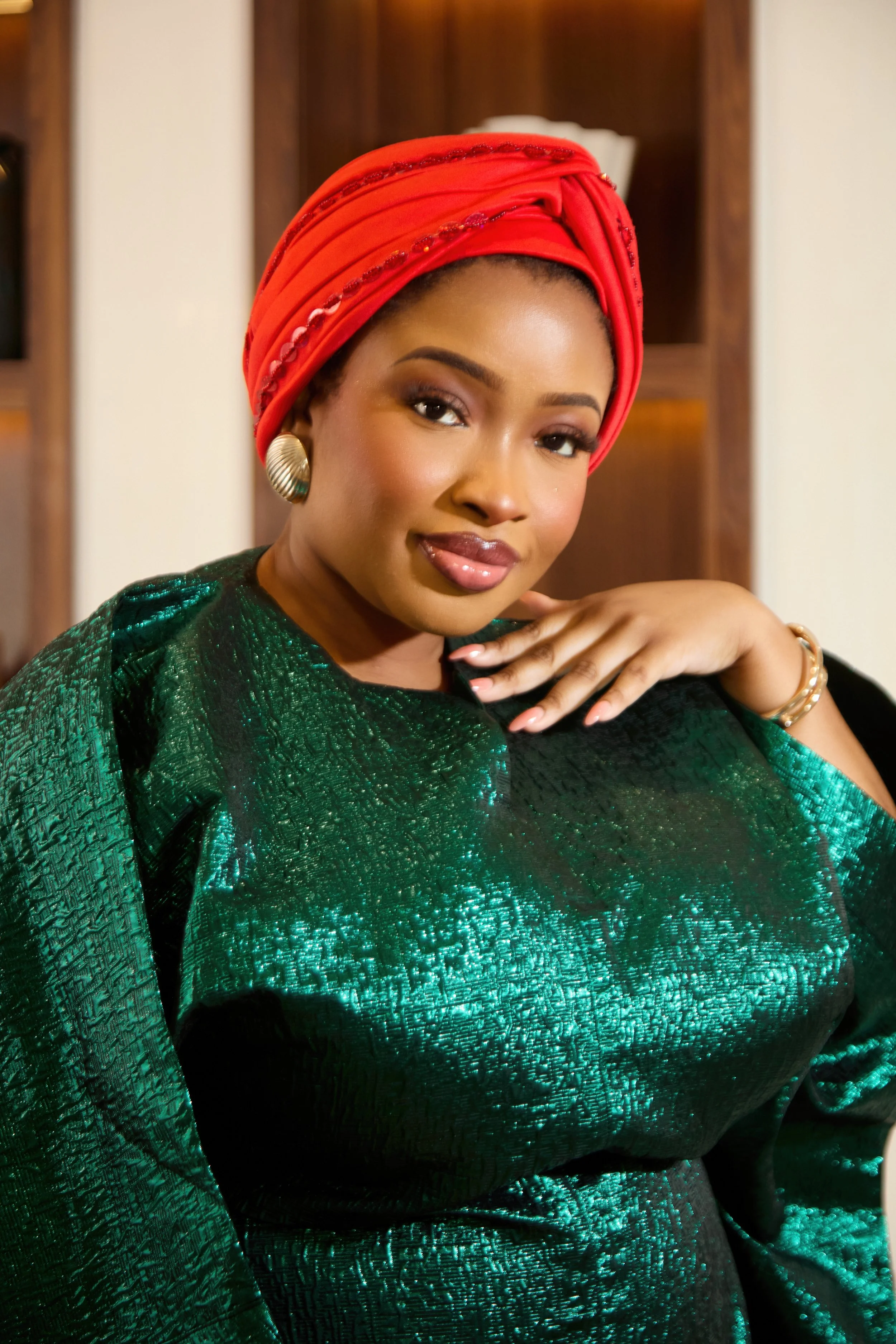 Robe: Ziva Lagos//
Turban: Nina Boutique//
Boucles d'oreilles: Nina Boutique//
Photo: Oronce Photographie//
Direction Artistique: MxDonna & Co