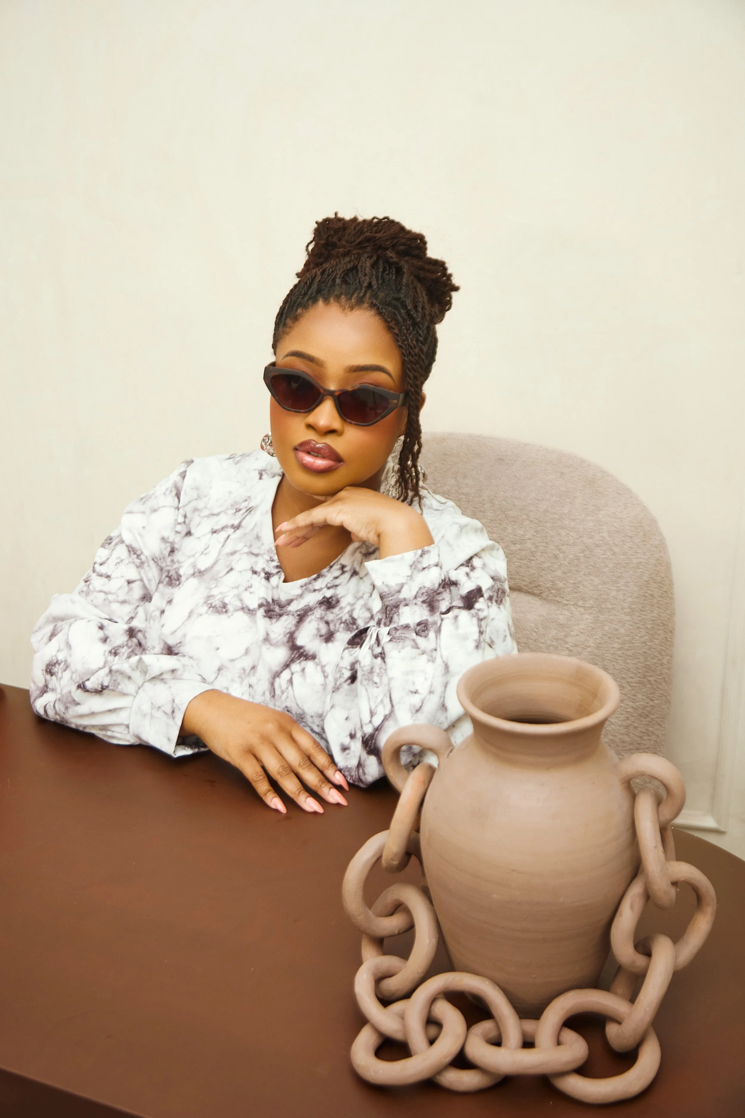 Outfit: Ziva Lagos//
Lunettes: Ziva Lagos//
Boucles d'oreilles: O Feminin//
Photo: Oronce Photographie//
Direction Artistique: MxDonna & Co