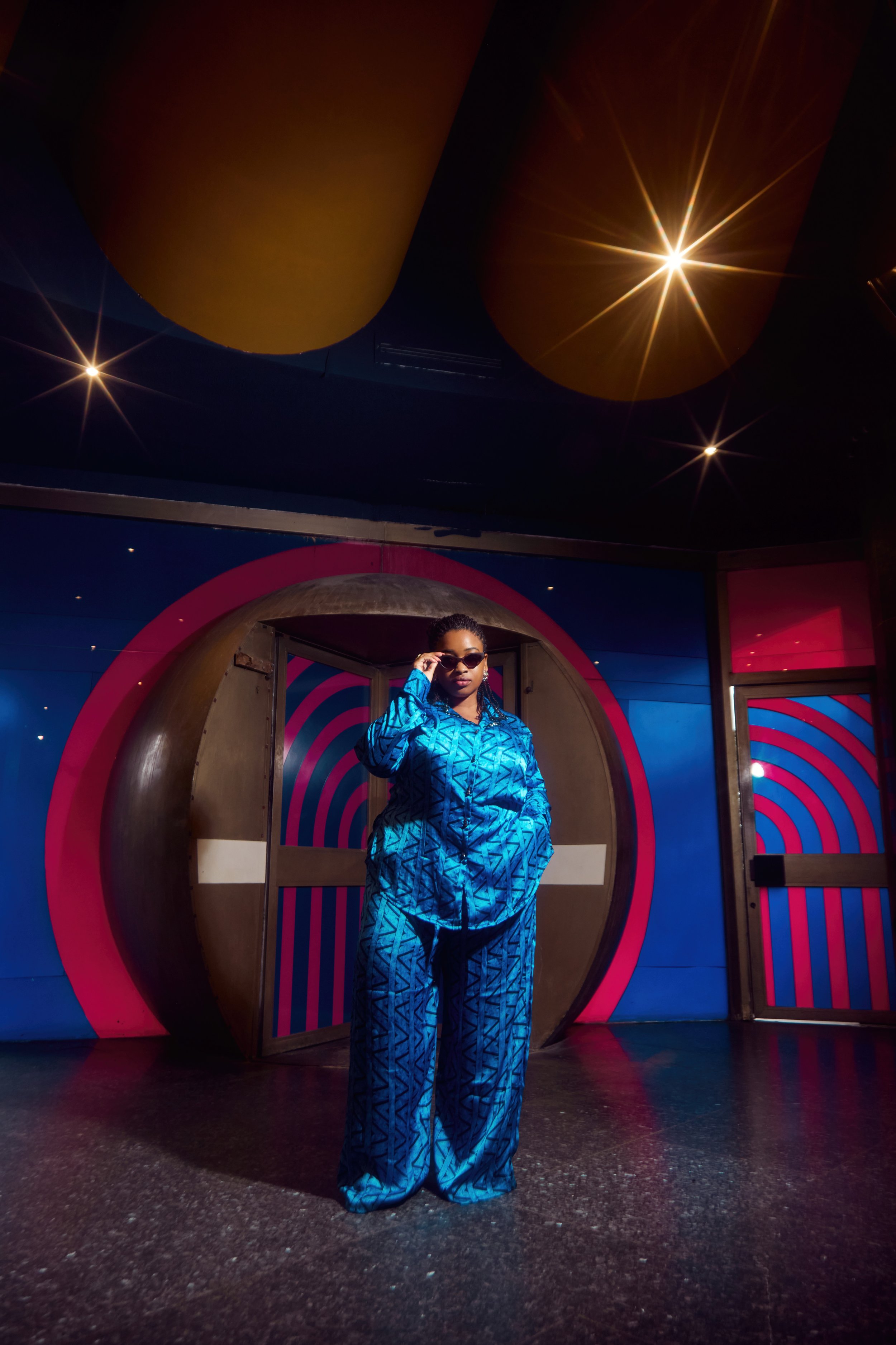 Outfit: Ziva Lagos//
Lunettes: Ziva Lagos//
Boucles d'oreilles: Nina Boutique//
Lieu: The NaHous//
Photo: Oronce Photographie//
Direction Artistique: MxDonna & Co