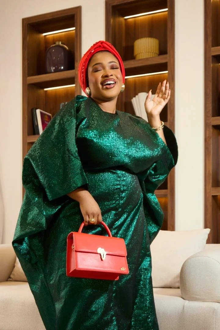 Robe: Ziva Lagos//
Sac: Aliwax//
Turban: Nina Boutique//
Boucles d'oreilles: Nina Boutique//
Photo: Oronce Photographie//
Direction Artistique: MxDonna & Co