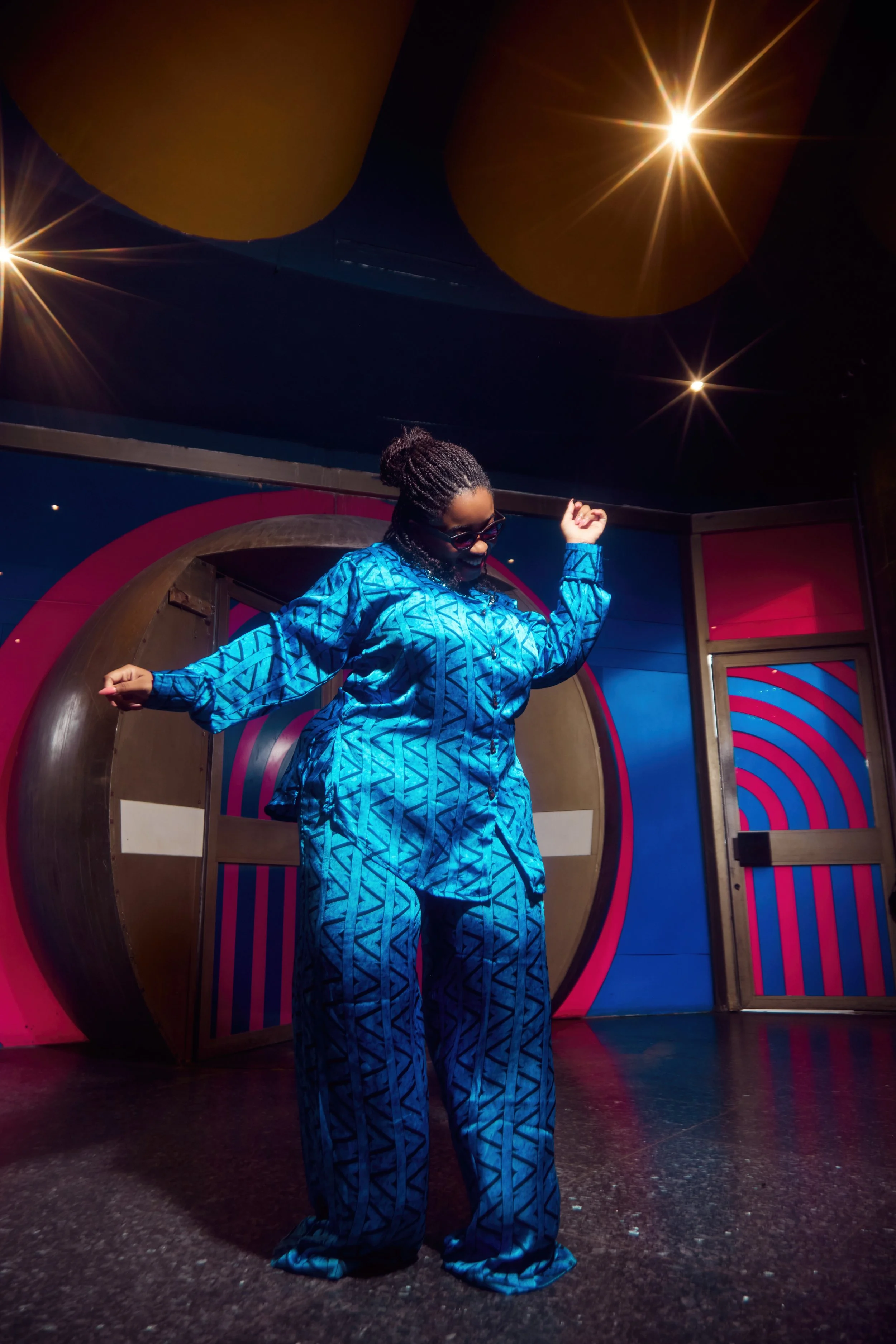 Outfit: Ziva Lagos//
Lunettes: Ziva Lagos//
Boucles d'oreilles: Nina Boutique//
Lieu: The NaHous//
Photo: Oronce Photographie//
Direction Artistique: MxDonna & Co